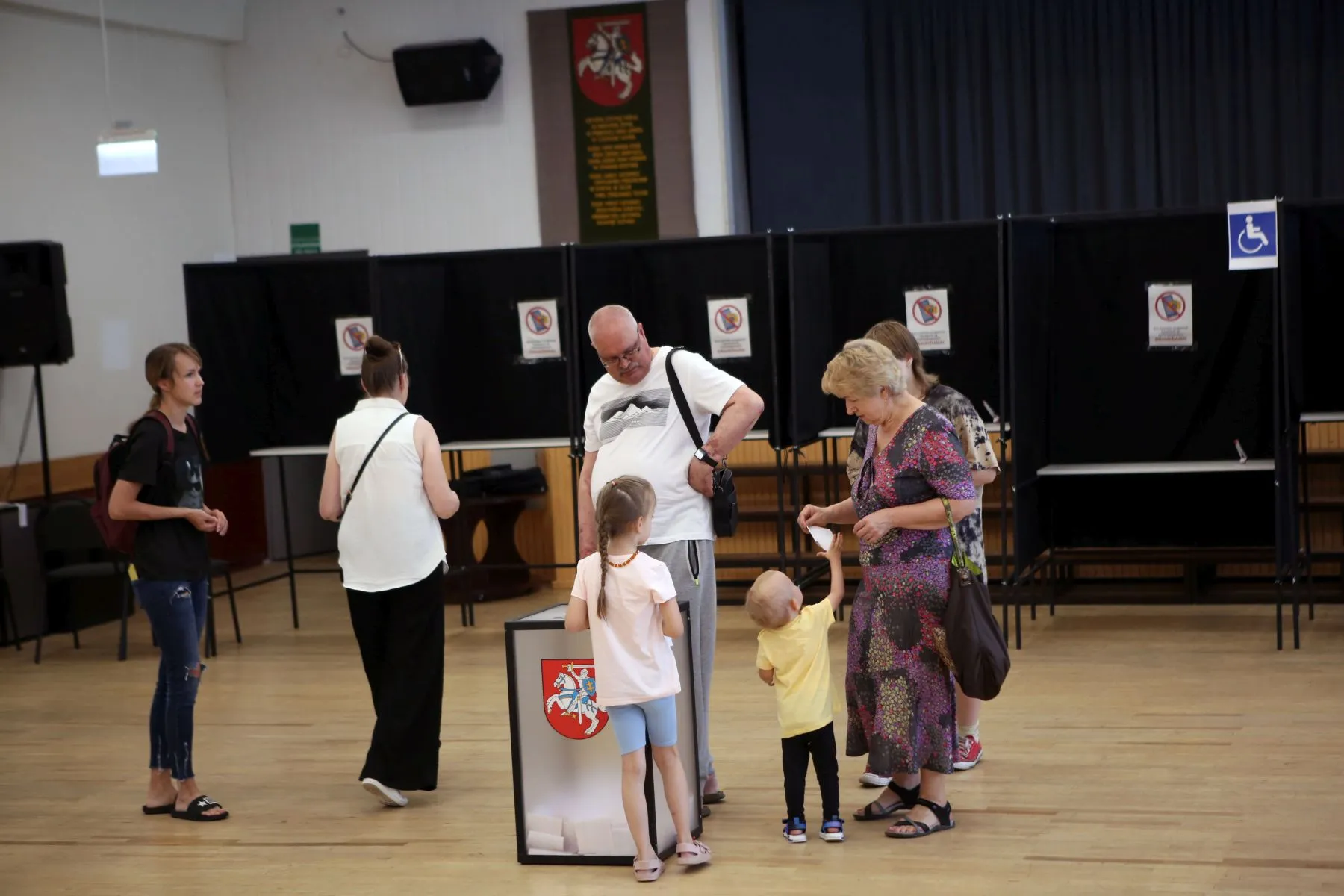 Kauniečiai balsuoja prezidento rinkimuose / M. Patašiaus nuotr.