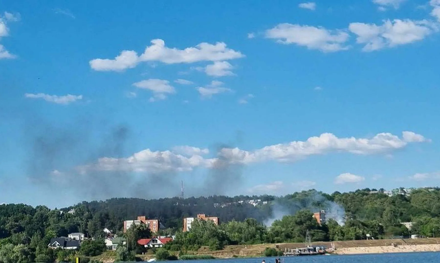 Raudondvario plente liepsnojo automobilis