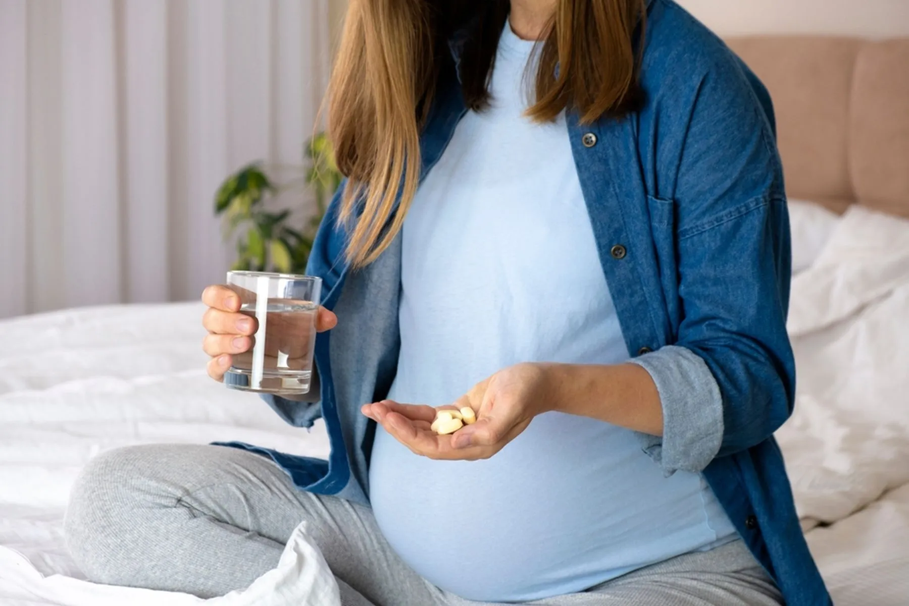 Pregnant,Woman,Hold,Pills,And,Glass,Of,Water.,Health,Care