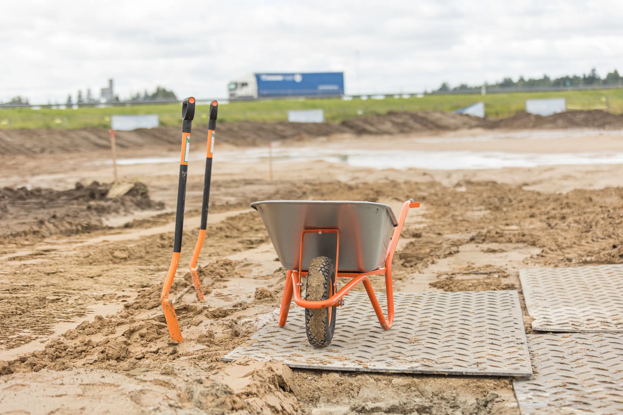 Elektromobilių įkrovimo parko statybų pradžia. ELTA / R. Tenio nuotr.