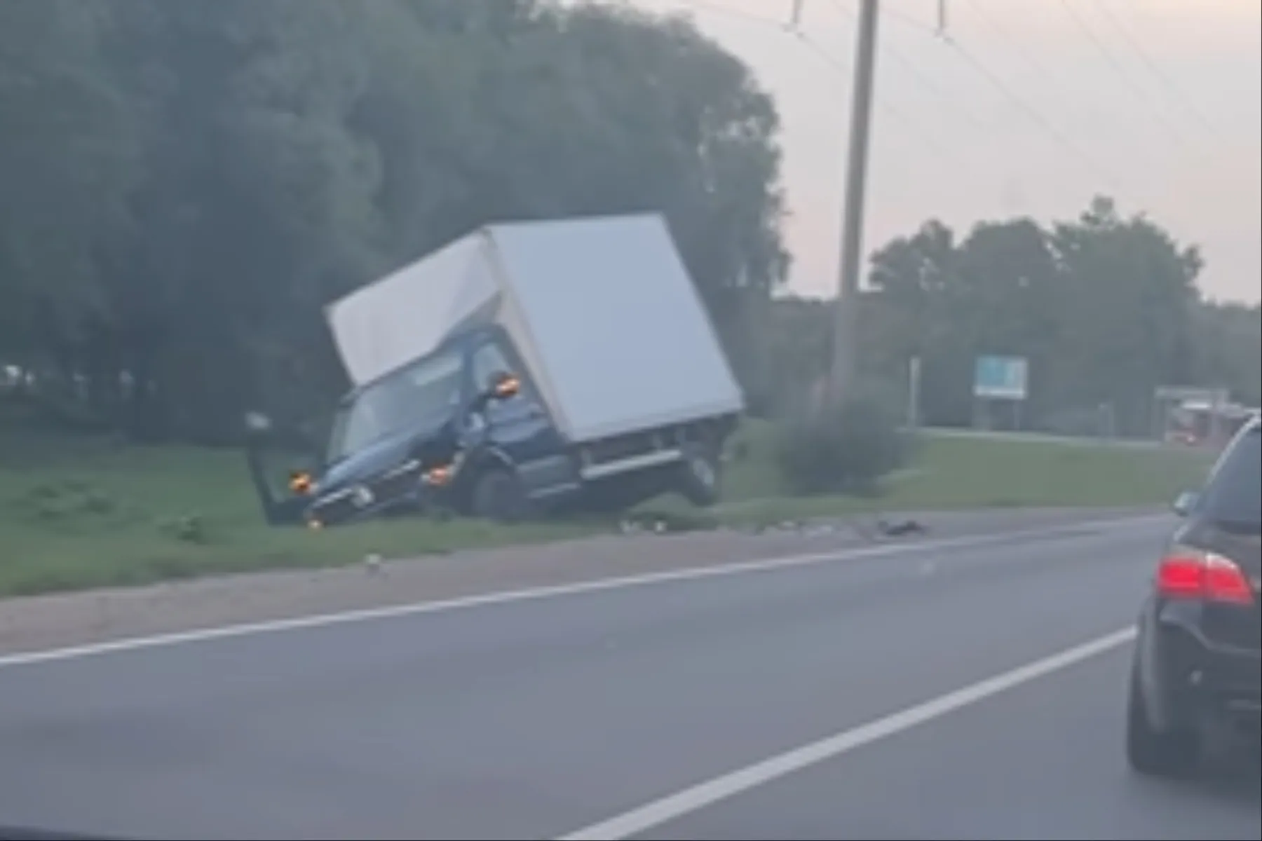 Nuo kelio nuvažiavęs „Volkswagen” automobilis / Skaitytojo video stop kadro nuotr.