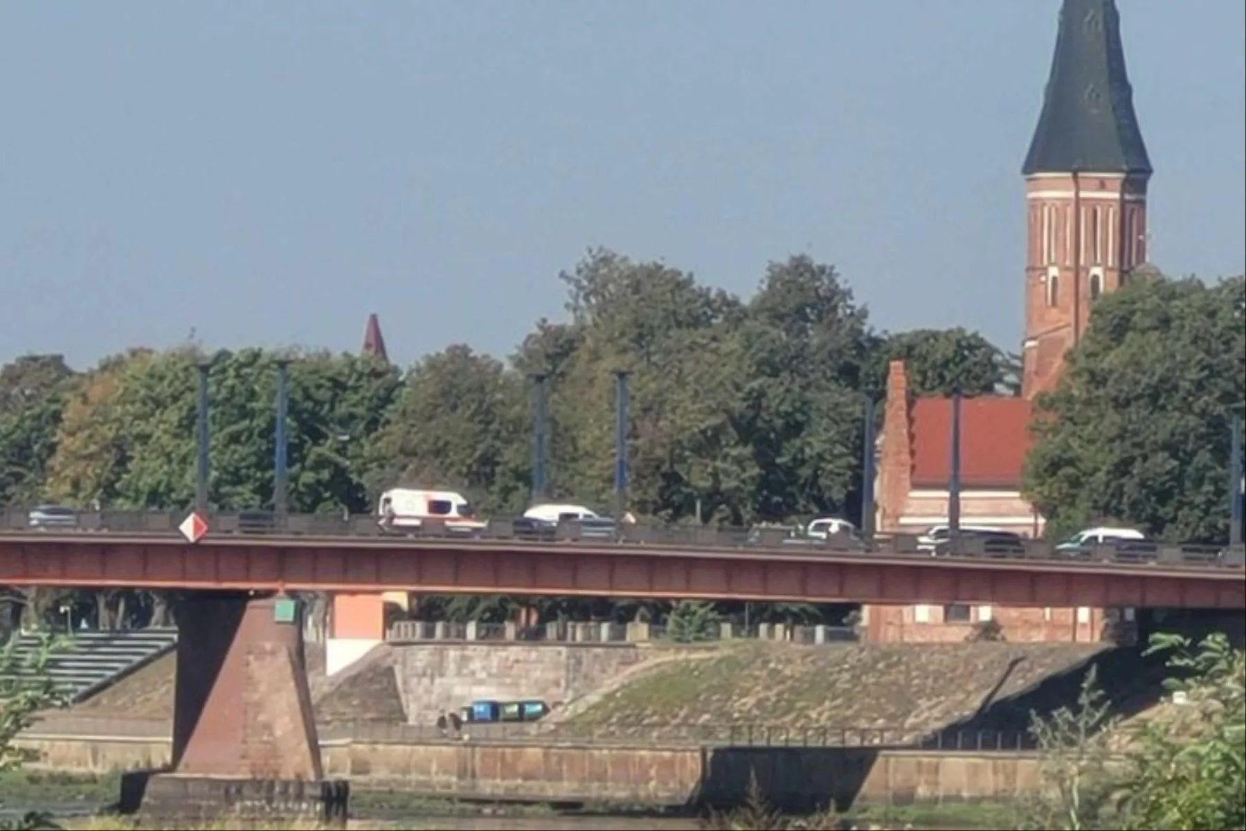 Spec. tarnybos ant Aleksoto tilto /  Skaitytojų nuotr.