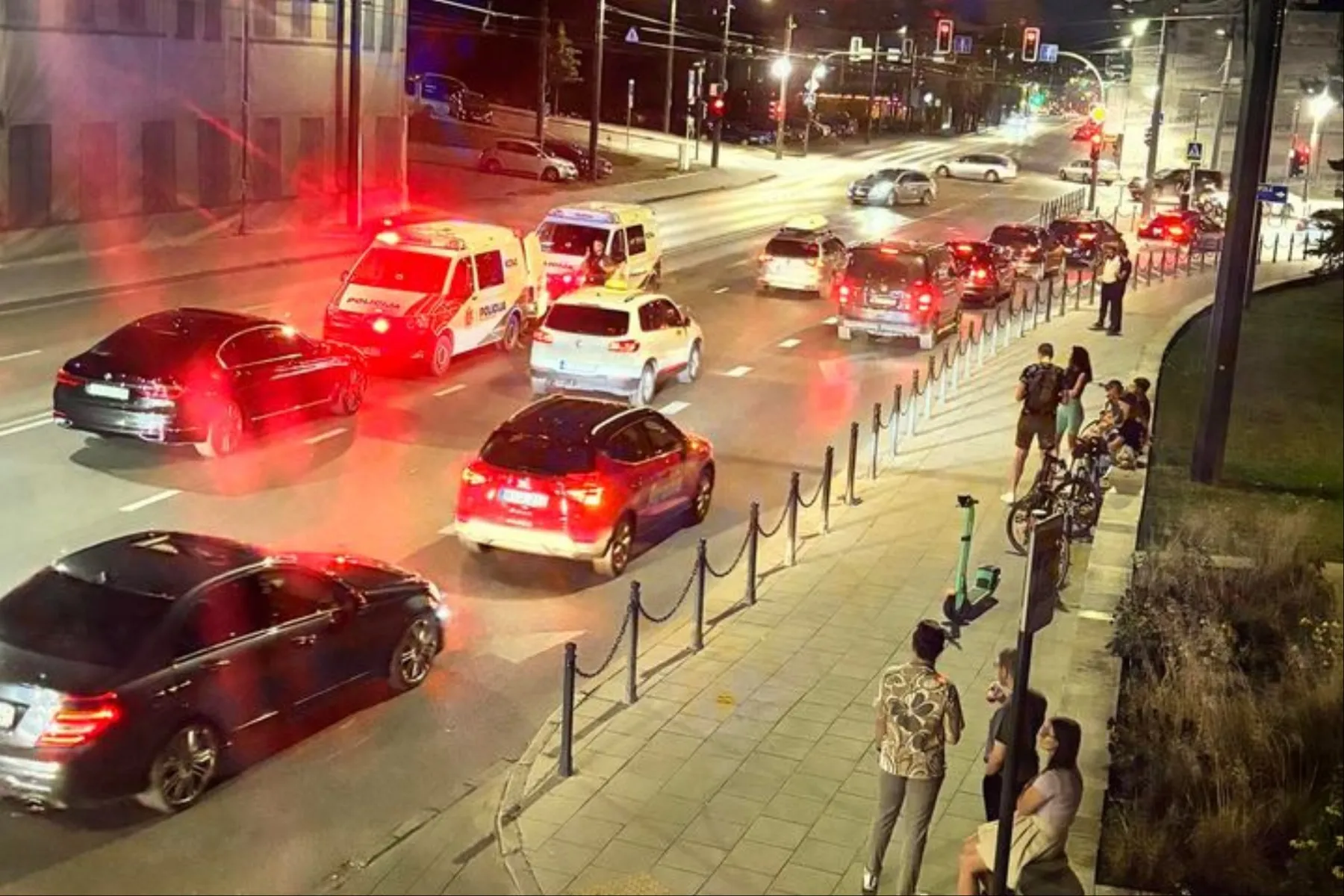 3 policijos ekipažai sulaiko „BMW“ vairuotoją / Skaitytojų nuotr.