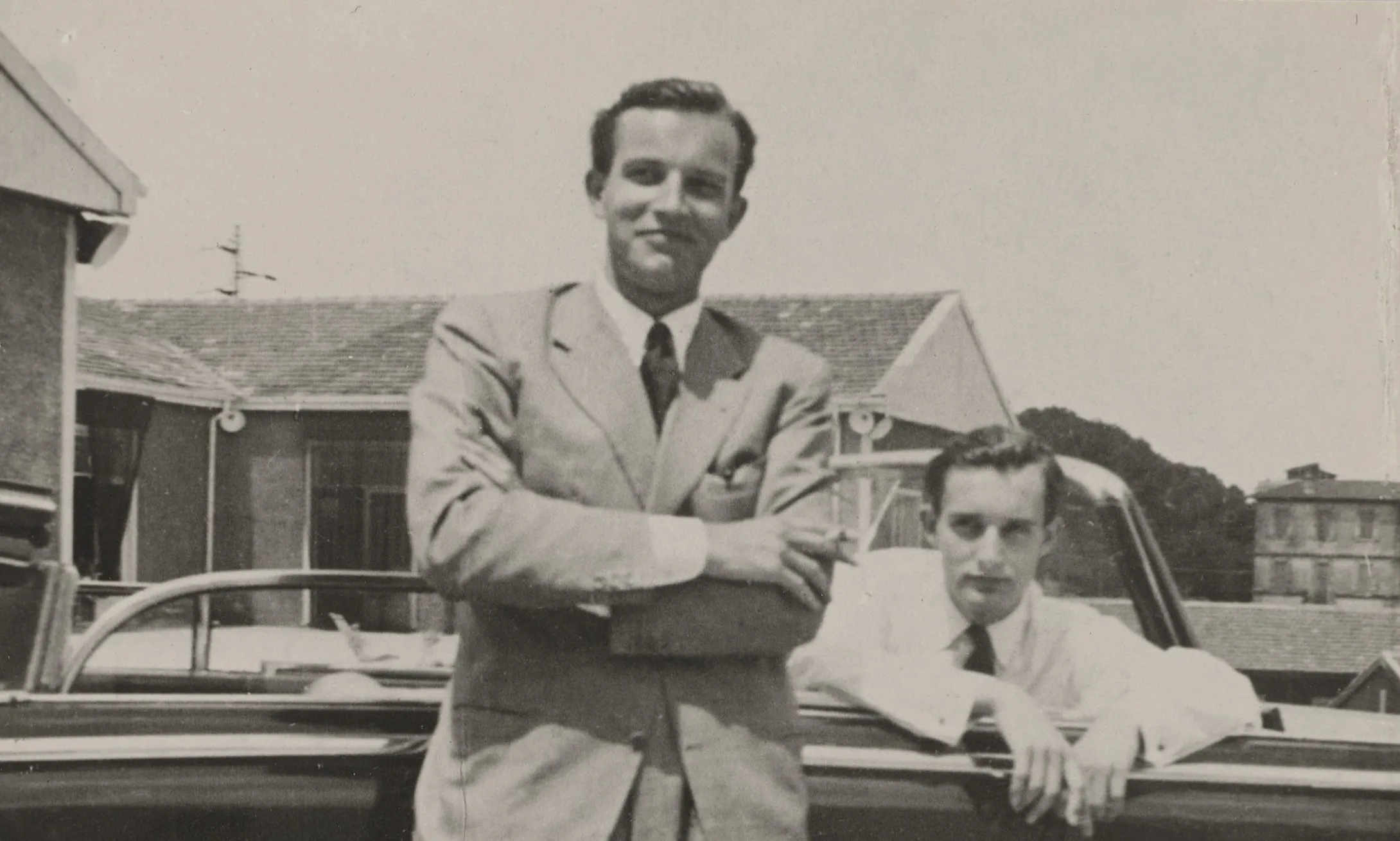 Broliai Lozoraičiai: stovi Stasys, o automobilyje sėdi Kazys. Roma, XX a. 5 deš./VDU lietuvių išeivijos instituto nuotr.