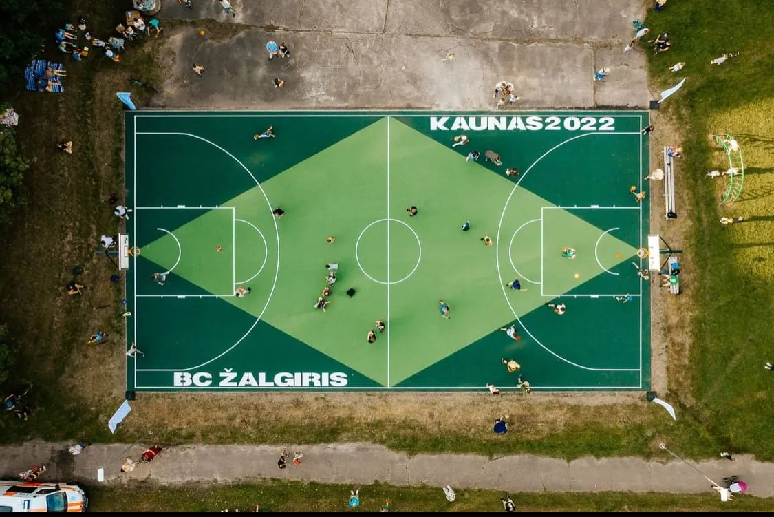 „Mano BŪSTO“ dovana miestui ir miestiečiams – atnaujintos krepšinio aikštelės daugiabučių kiemuose / Organizatorių nuotr.