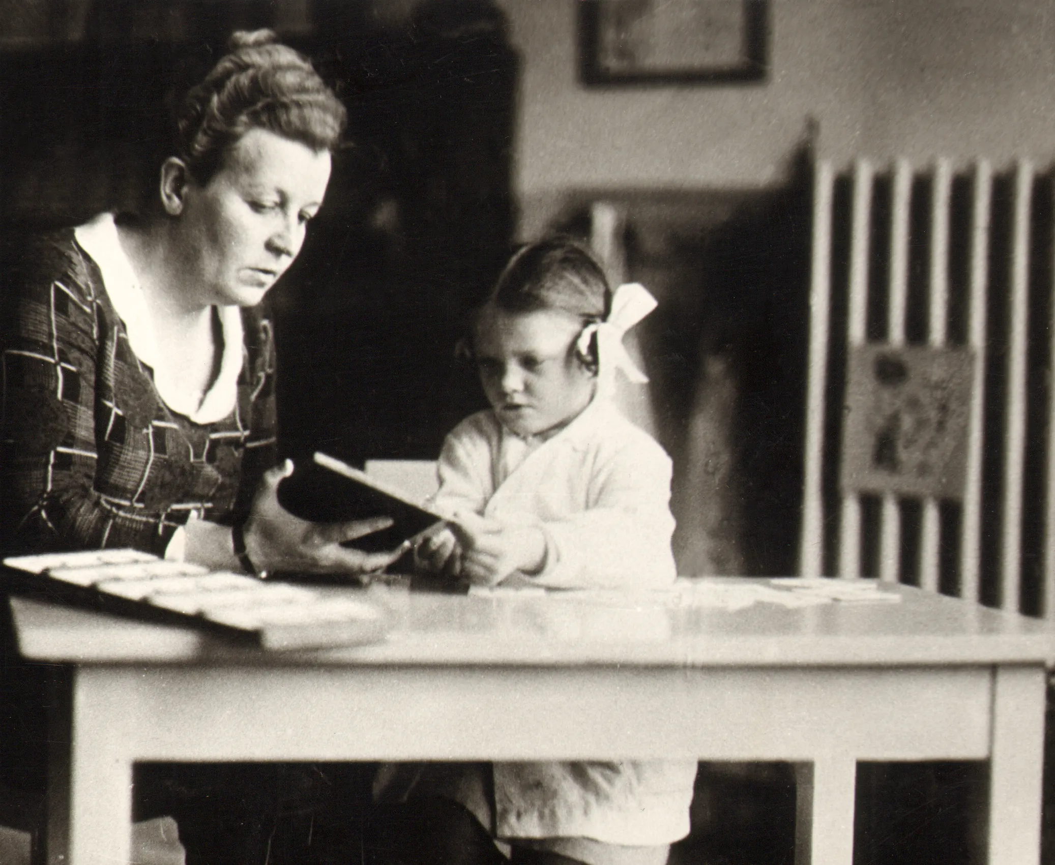 Marija Varnienė moko Montesori metodu./Lietuvos švietimo muziejaus nuotr.