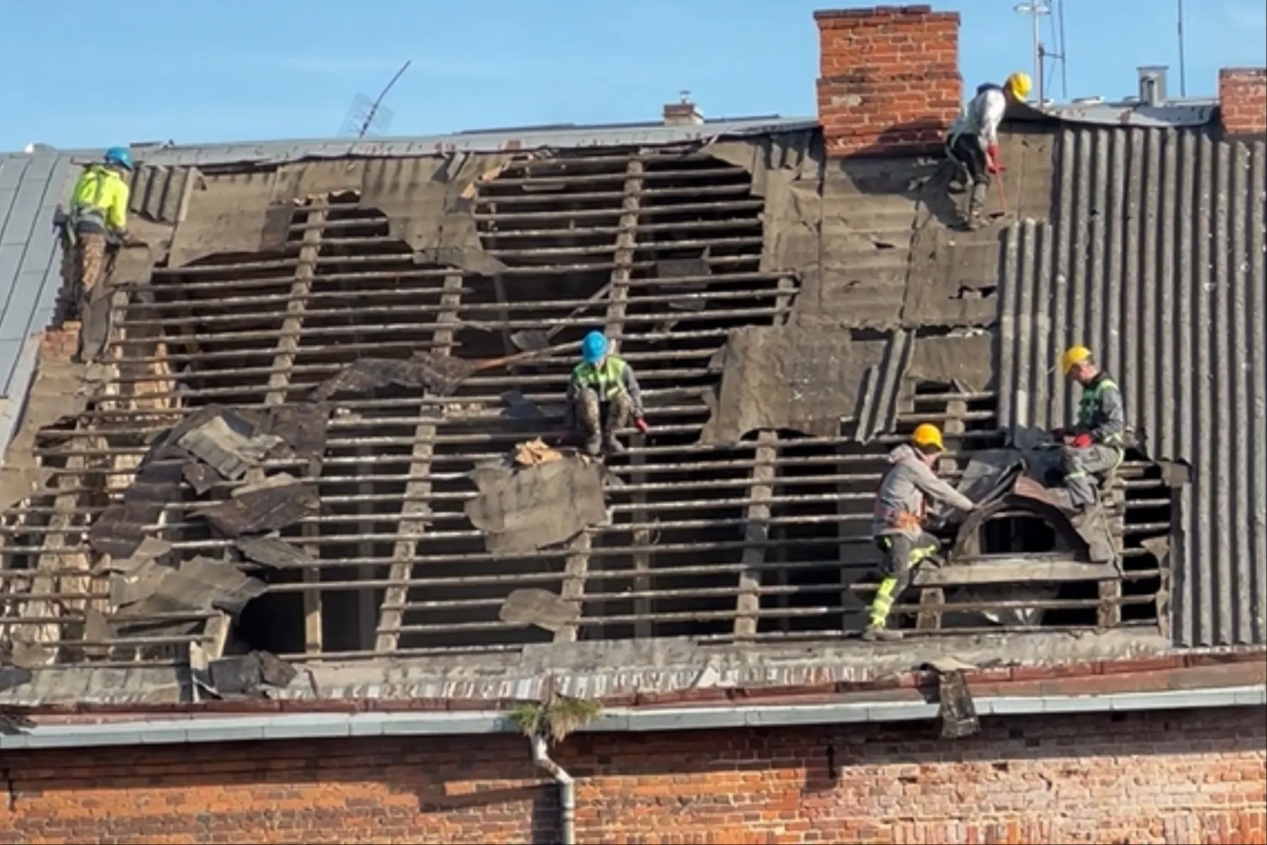 Darbuotojai ardo šiferinį stogą / Skaitytojų video stop kadro nuotr.