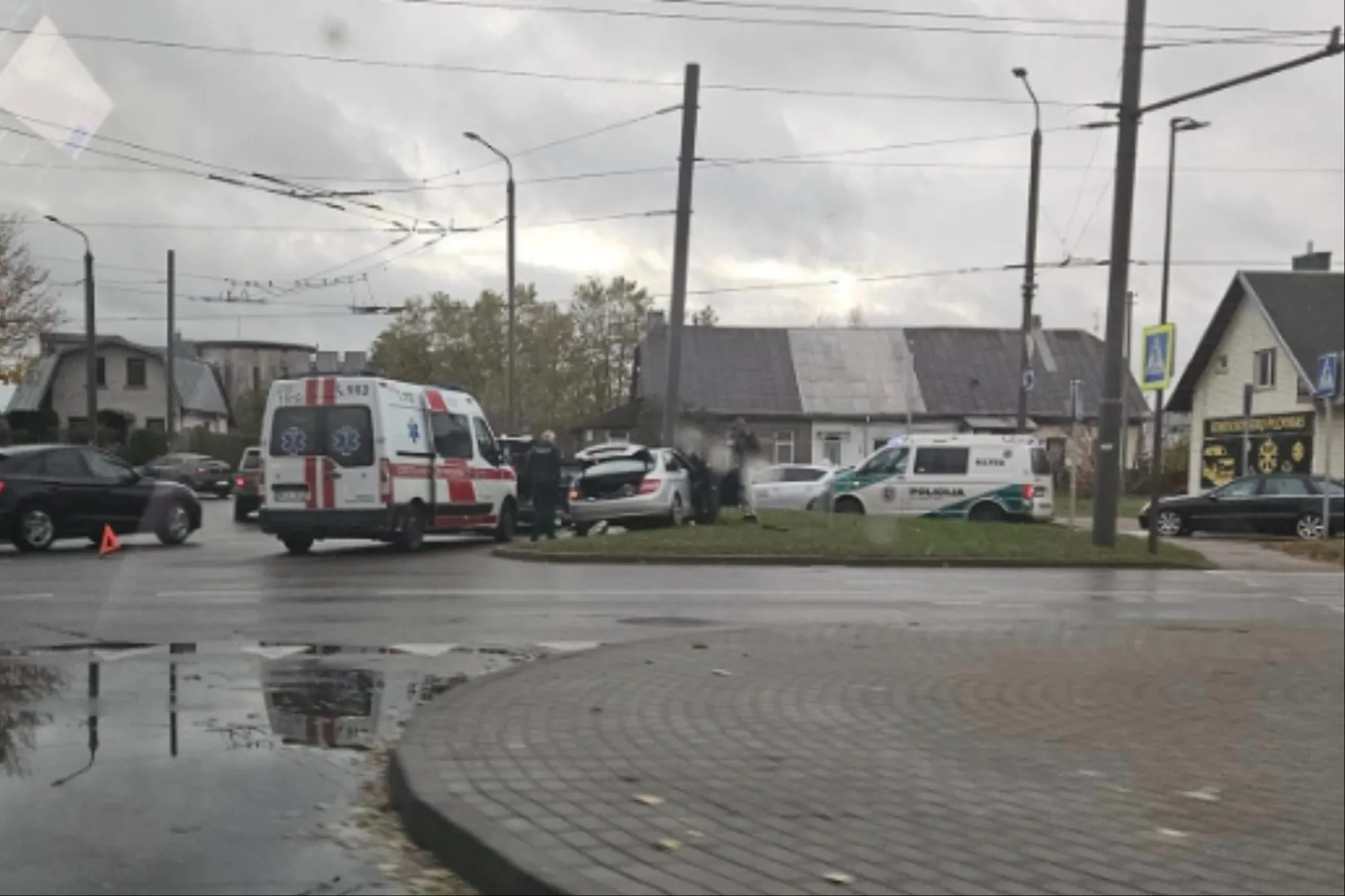 Į stulpą įsirėžęs automobilis / Skaitytojų nuotr.