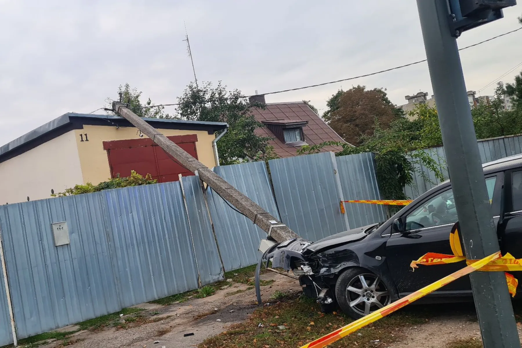 Automobilis kliudė stulpą