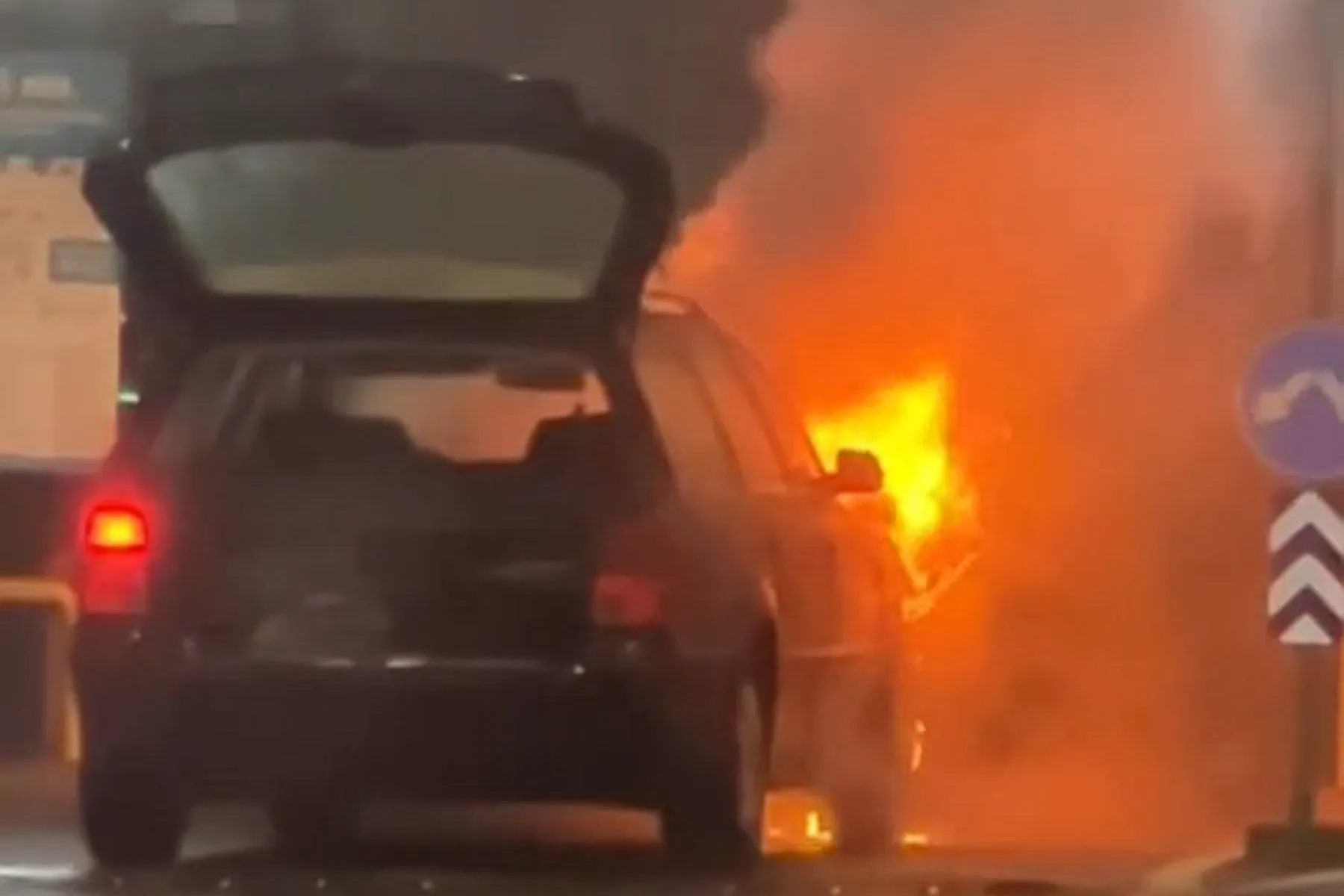 Oro uoste degė automobilis