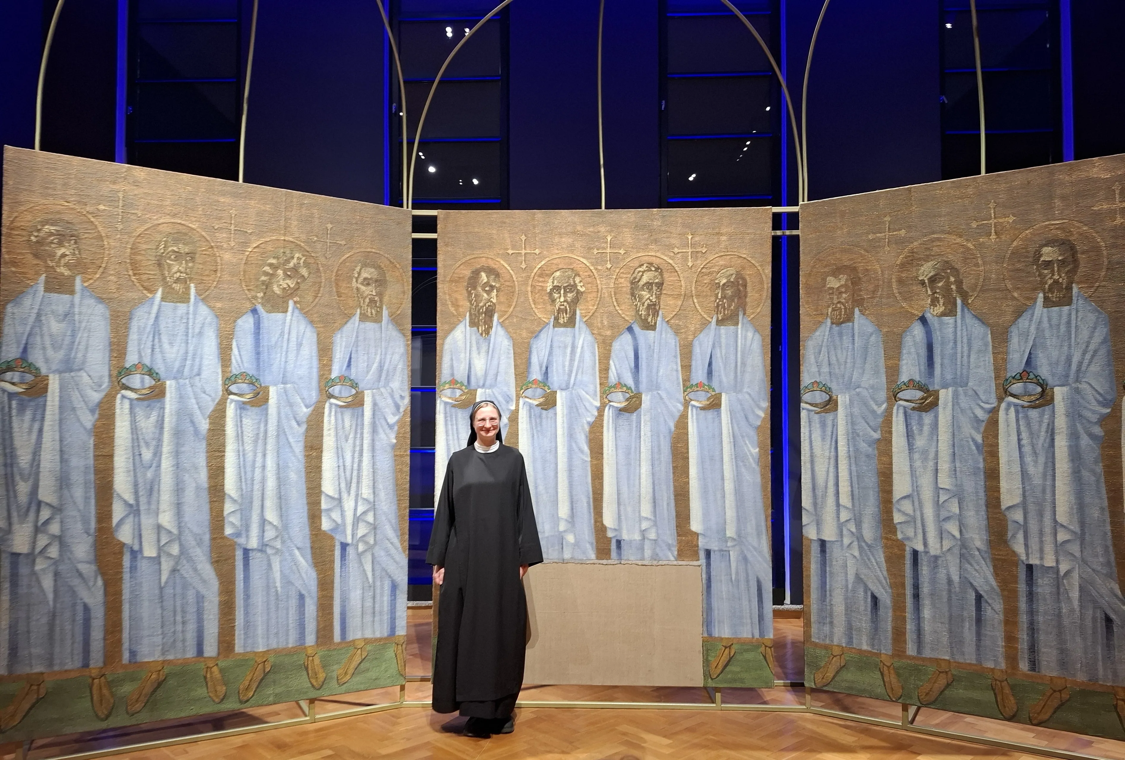 Dr. I. Šurkutė šalia atrastų L. Truikio „Apaštalų“./S. Javaitytės nuotr.