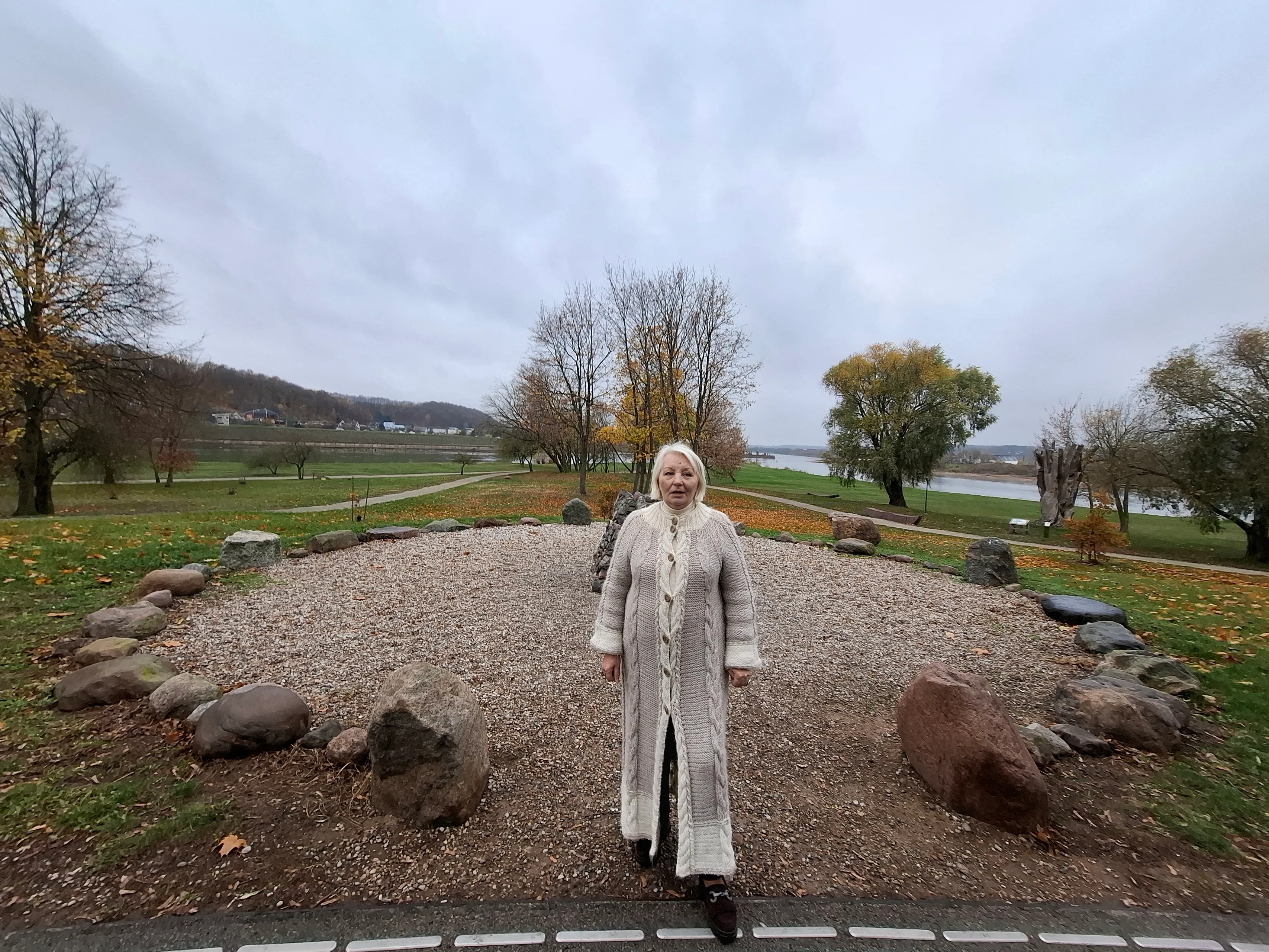 Regina Karmazaitė-Valtenberga prie Kauno santakos aukuro./S. Javaitytės nuotr.