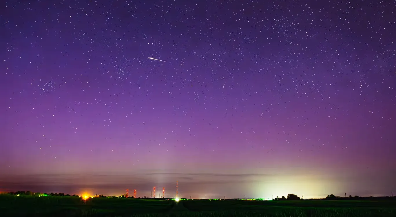 Nakties dangus, žvaigždės, meteoras, šiaurės pašvaistė