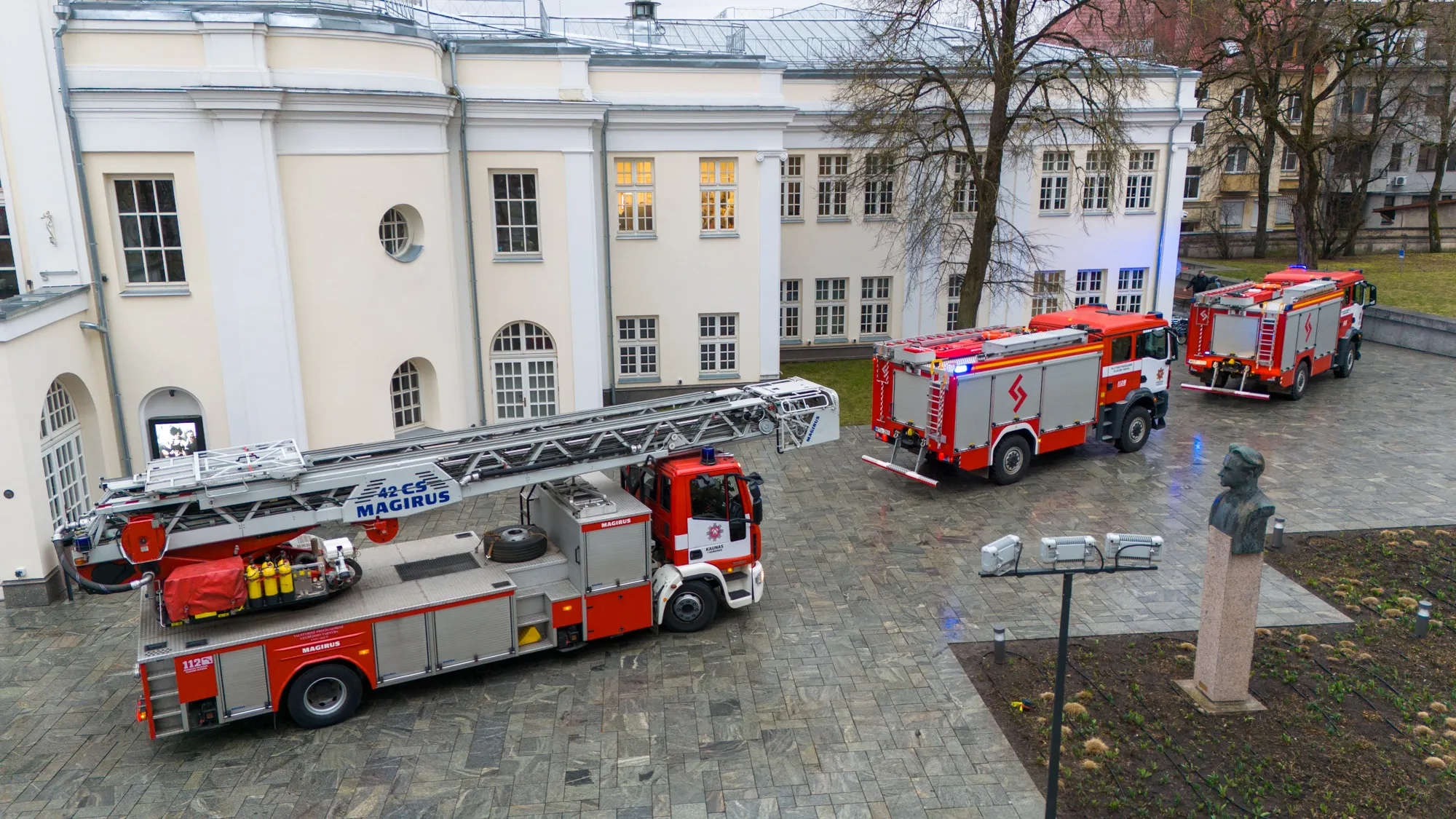 Spec. tarnybos prie Kauno muzikinio teatro / Kas vyksta Kaune nuotr.