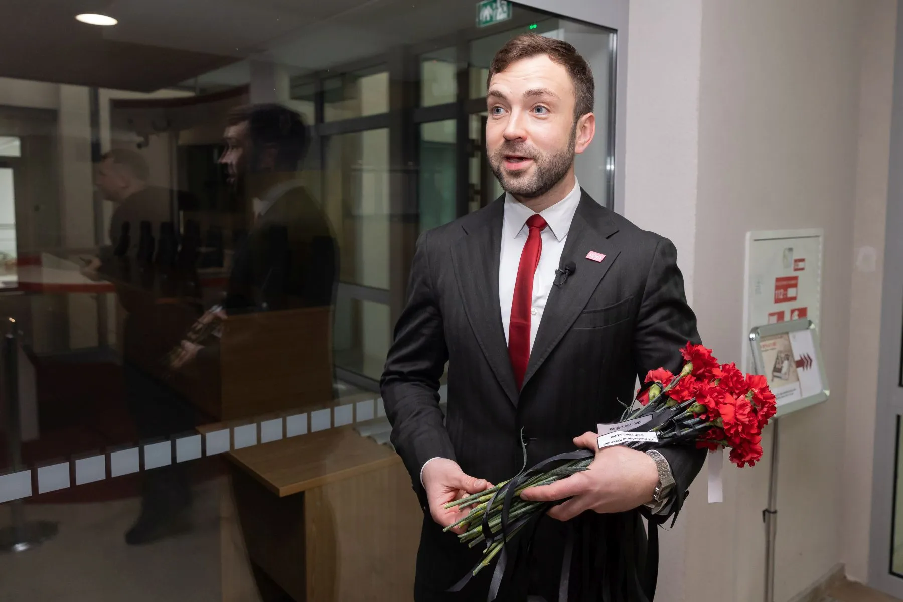 Tomas Vytautas Raskevičius parlamentarams įteikė raudonus gvazdikus / D. Labučio, ELTOS nuotr.