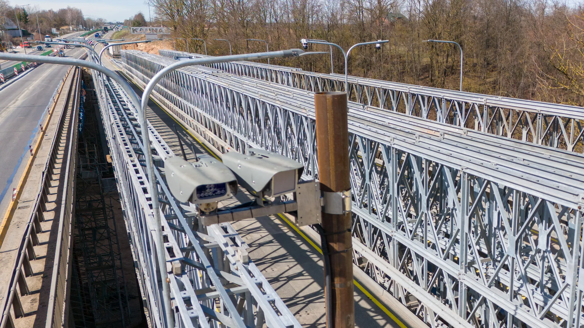 Atidarytas eismas metaliniu Krunos tiltu magistralėje Vilnius-Kaunas / Kas vyksta nuotr.