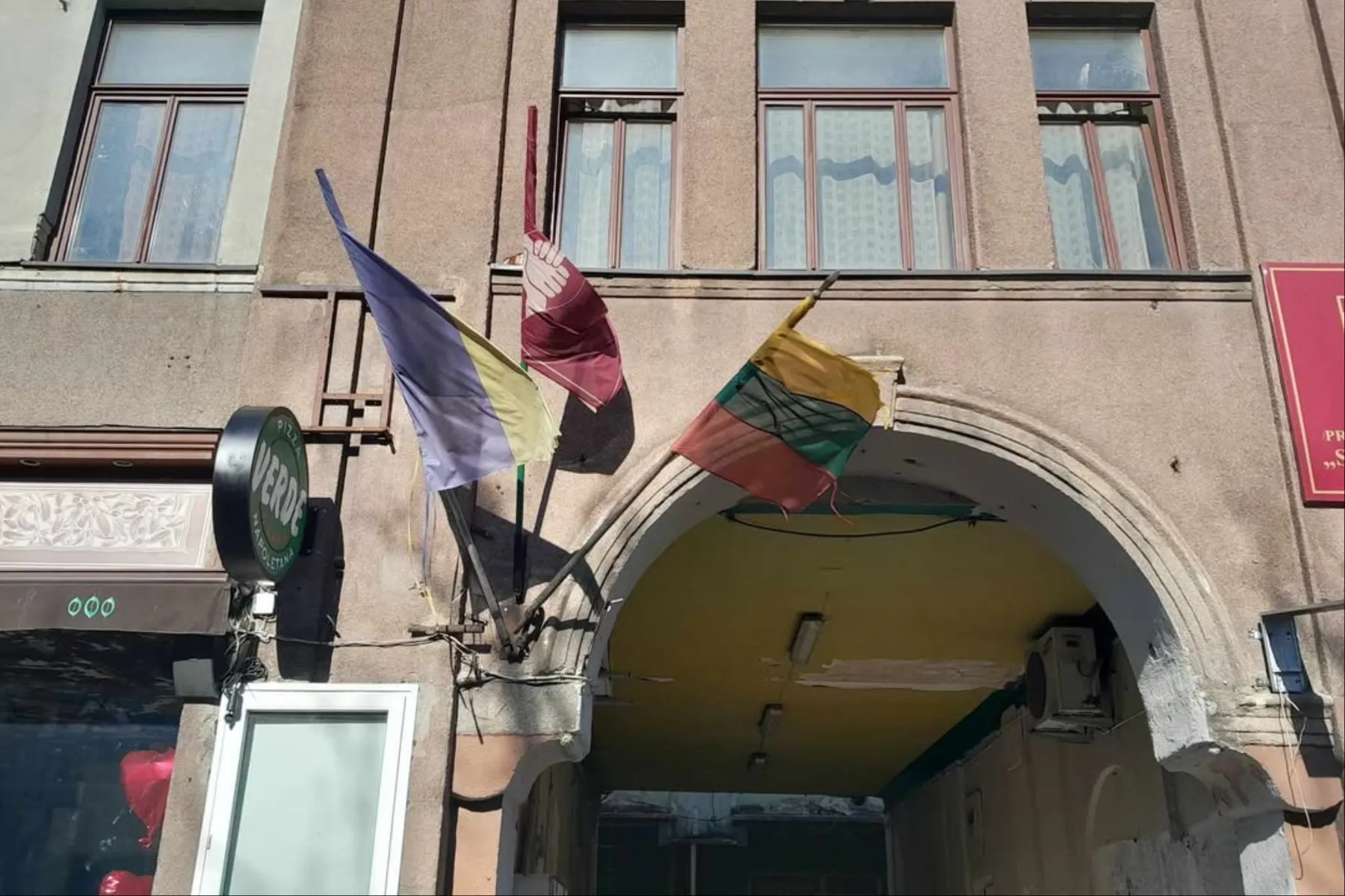 Apiplyšusi Lietuvos valstybės vėliava / Skaitytojų nuotr.