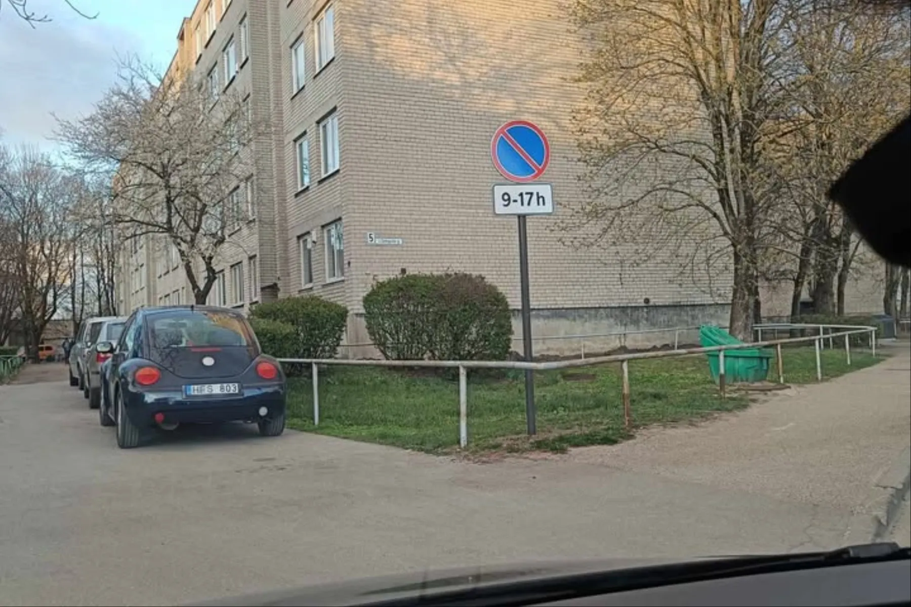 Prie J. Žemgulio g. 5 esantis kelio ženklas / Skaitytojo nuotr.