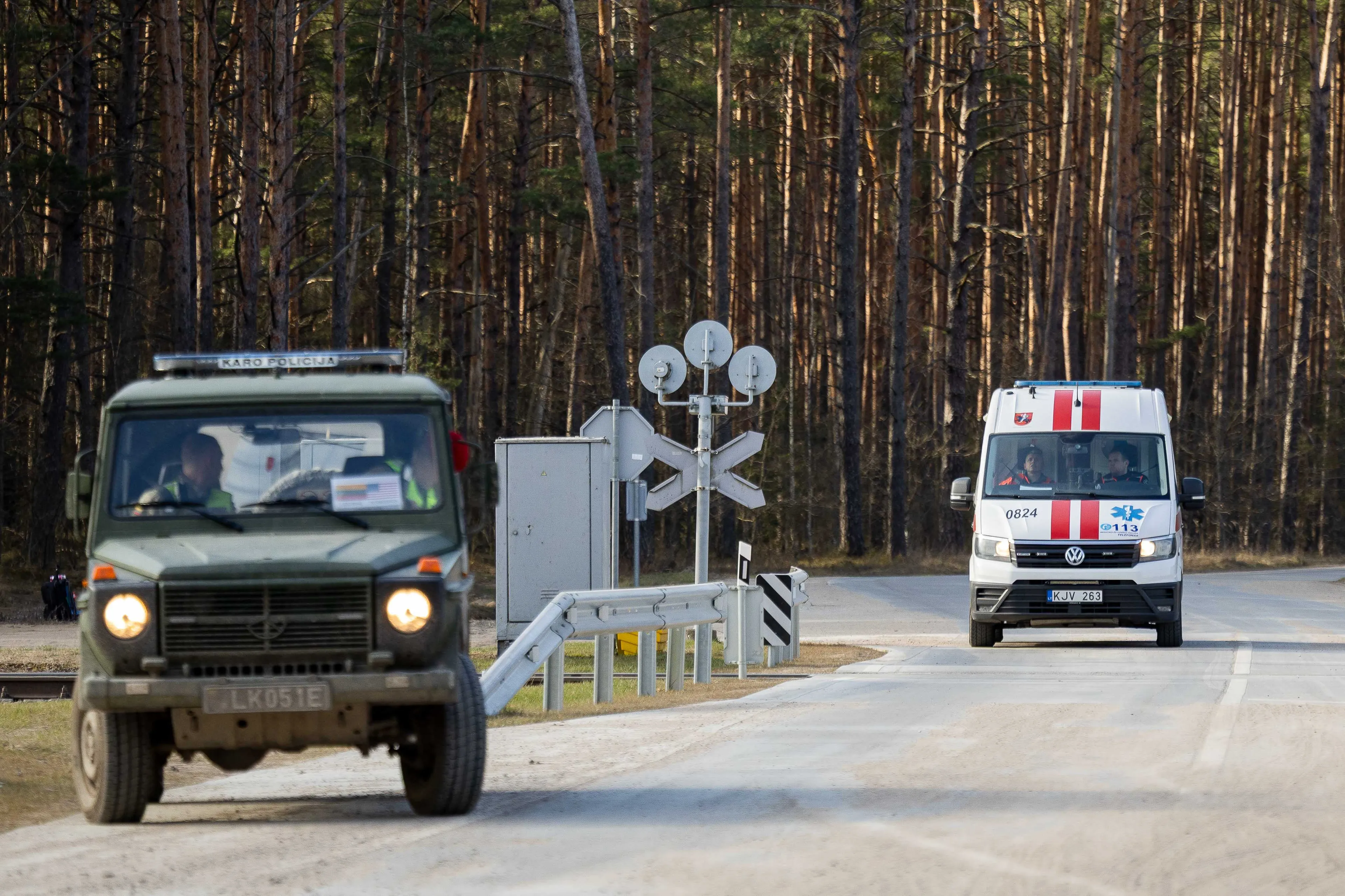 Pabradėje šalia įvykio vietos judanti kariuomenės ir gelbėjimo tarnybų technika / ELTA / Ž. Gedvilos nuotr.