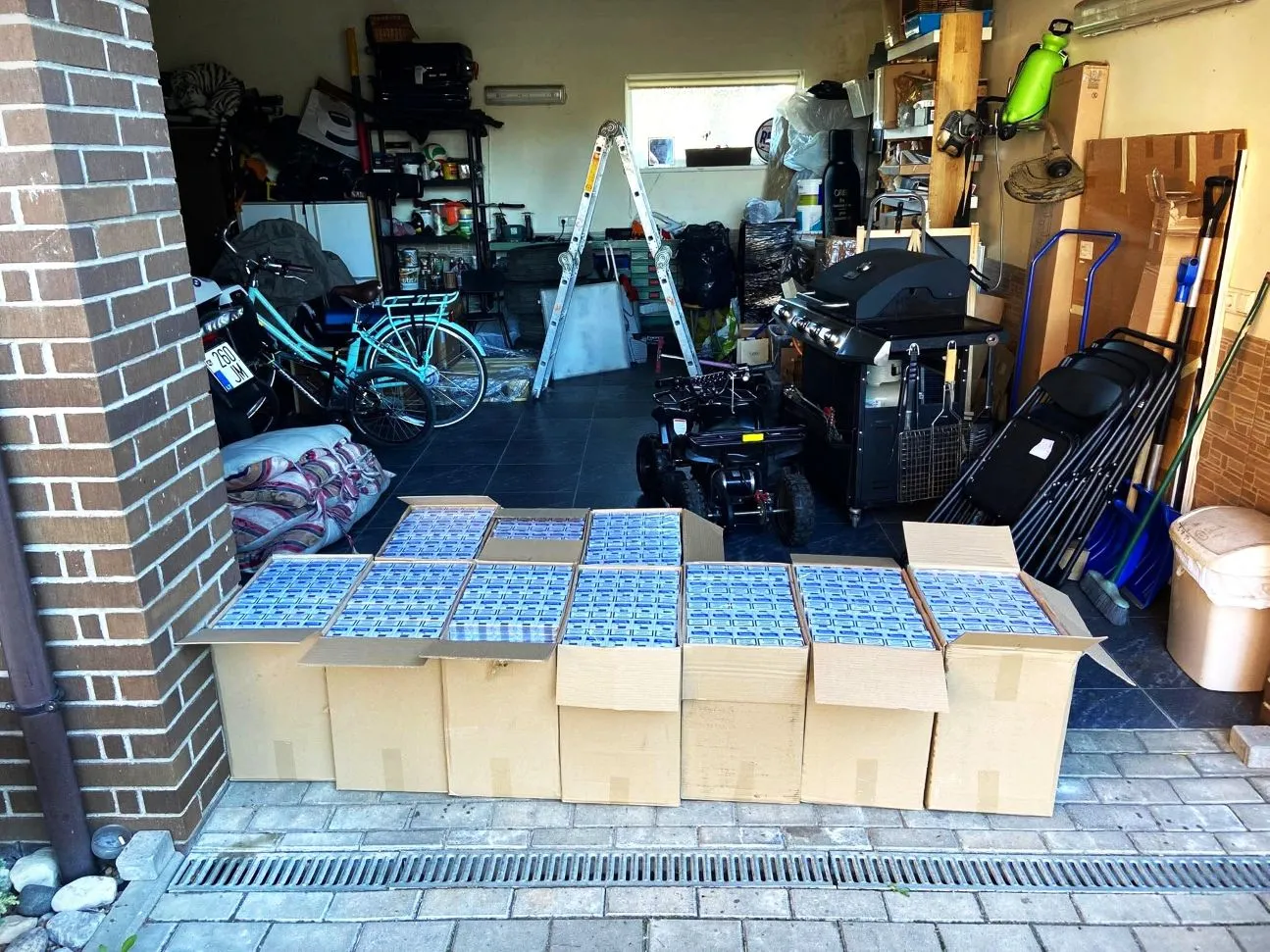 Pareigūnai uždarė kauniečio garaže veikusį kontrabandinių cigarečių sandėlį / VSAT nuotr.