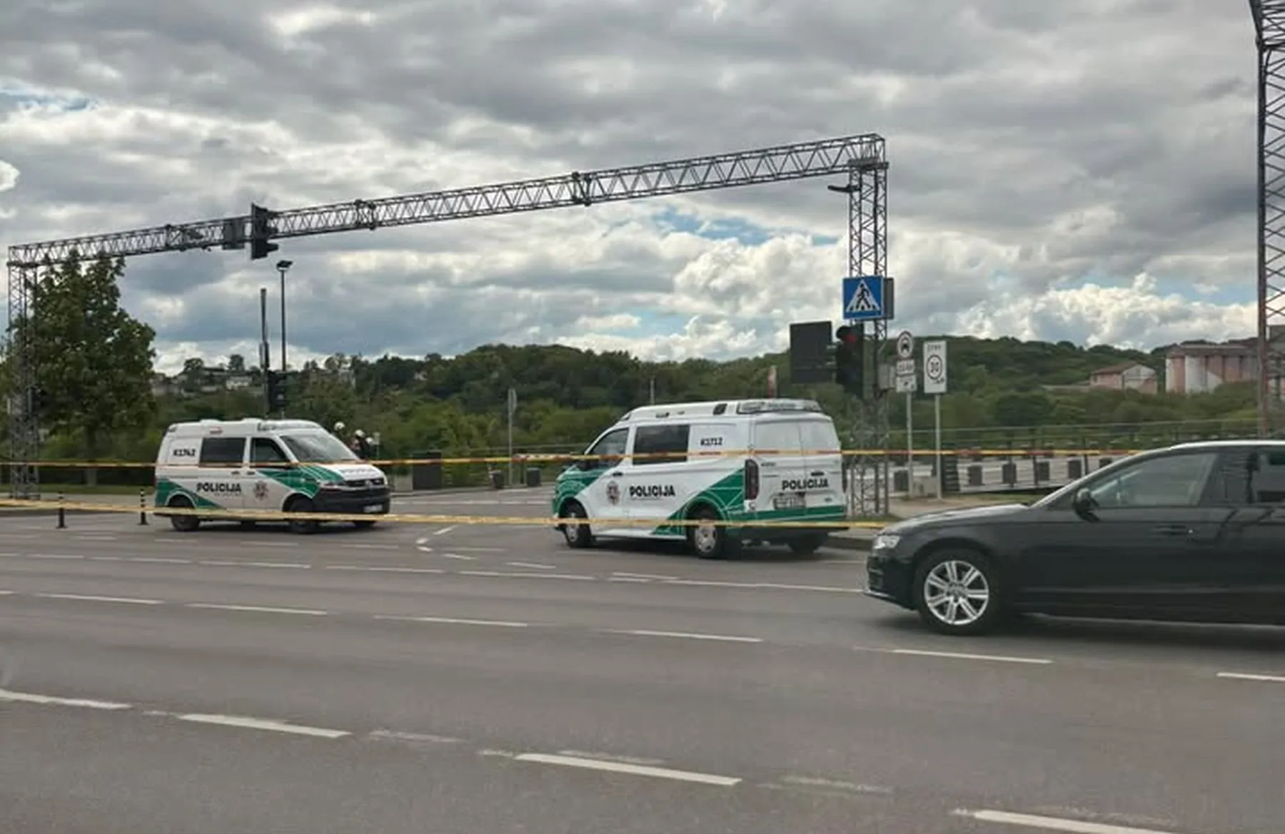 Prie „Žalgirio“ arenos patruliuoja policijos pareigūnai / Skaitytojo nuotr.