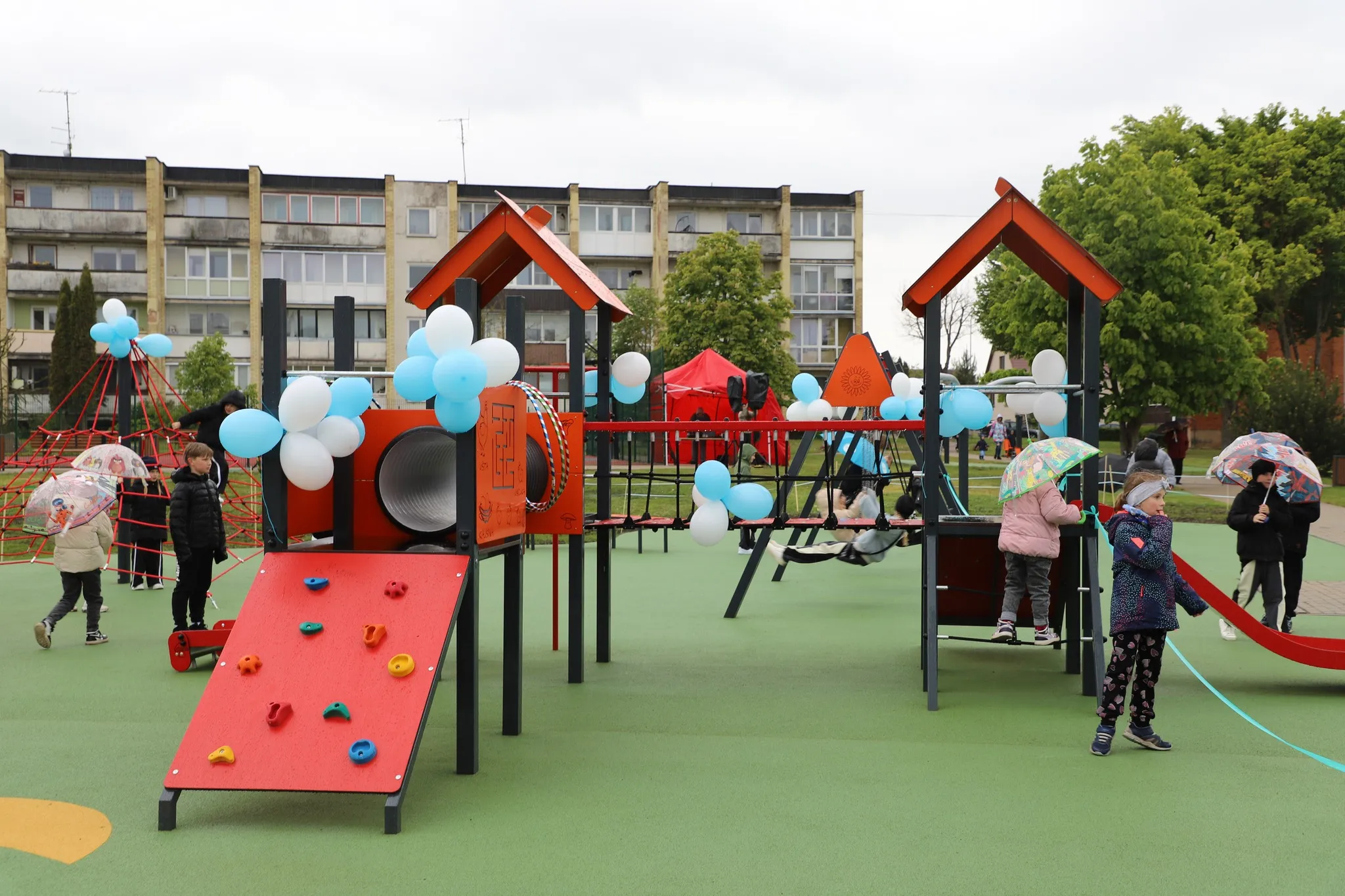 Raudondvaryje atidaryta nauja vaikų žaidimų aikštelė / KRS nuotr.