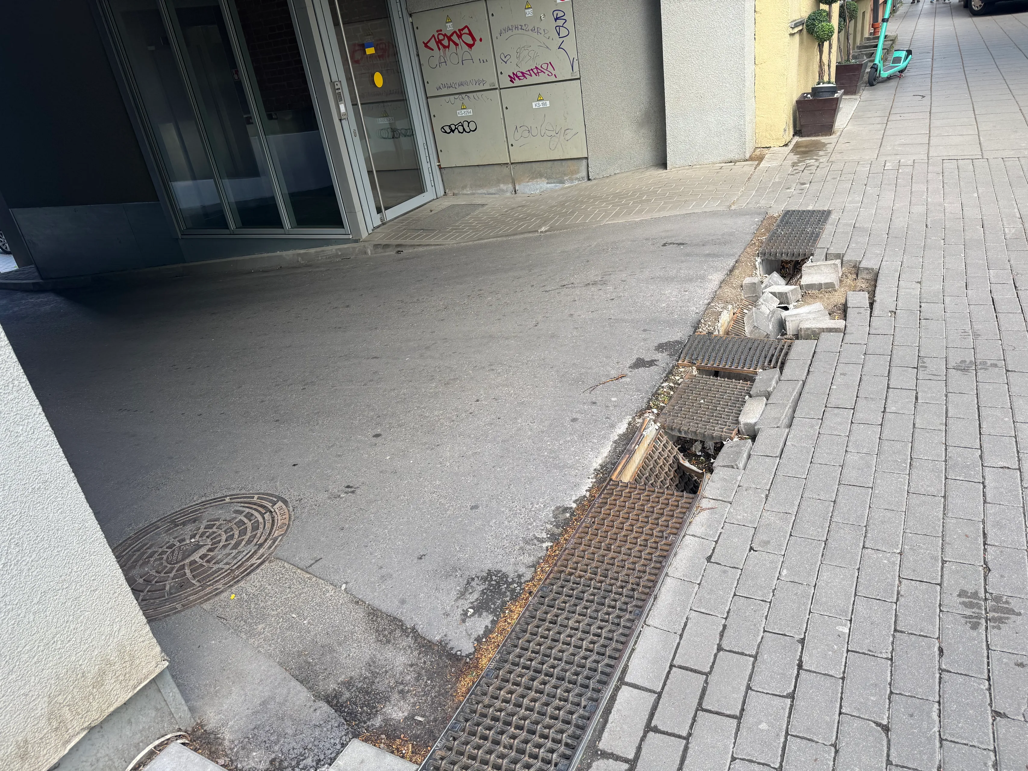 V. Putvinskio g. 45 įvažiavime esanti įgriuva (skaitytojo nuotr.)