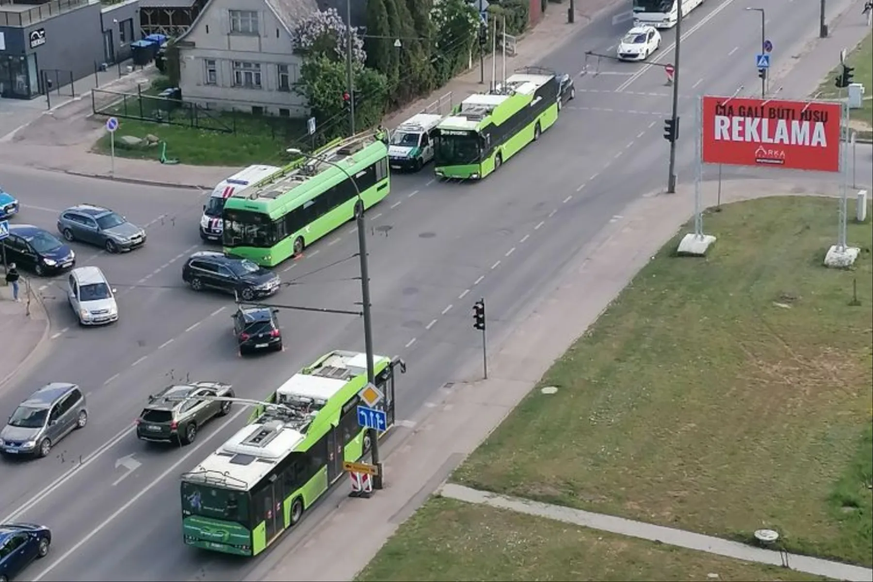 Troleibuso ir lengvojo automobilio avarija Kaune / Skaitytojų nuotr.
