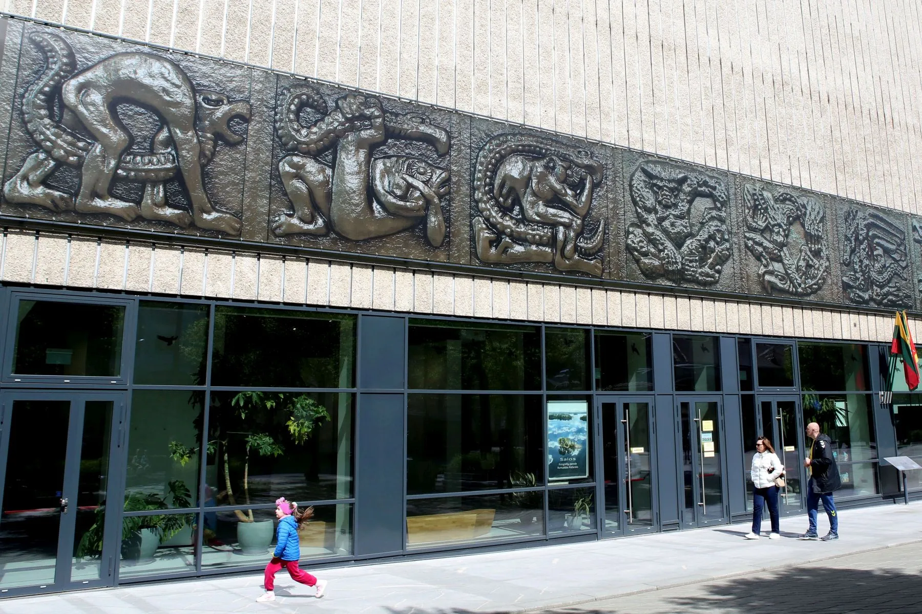 Tado Ivanausko zoologijos muziejaus fasadą papuošė mistiniai gyvūnai / M. Patašiaus nuotr.