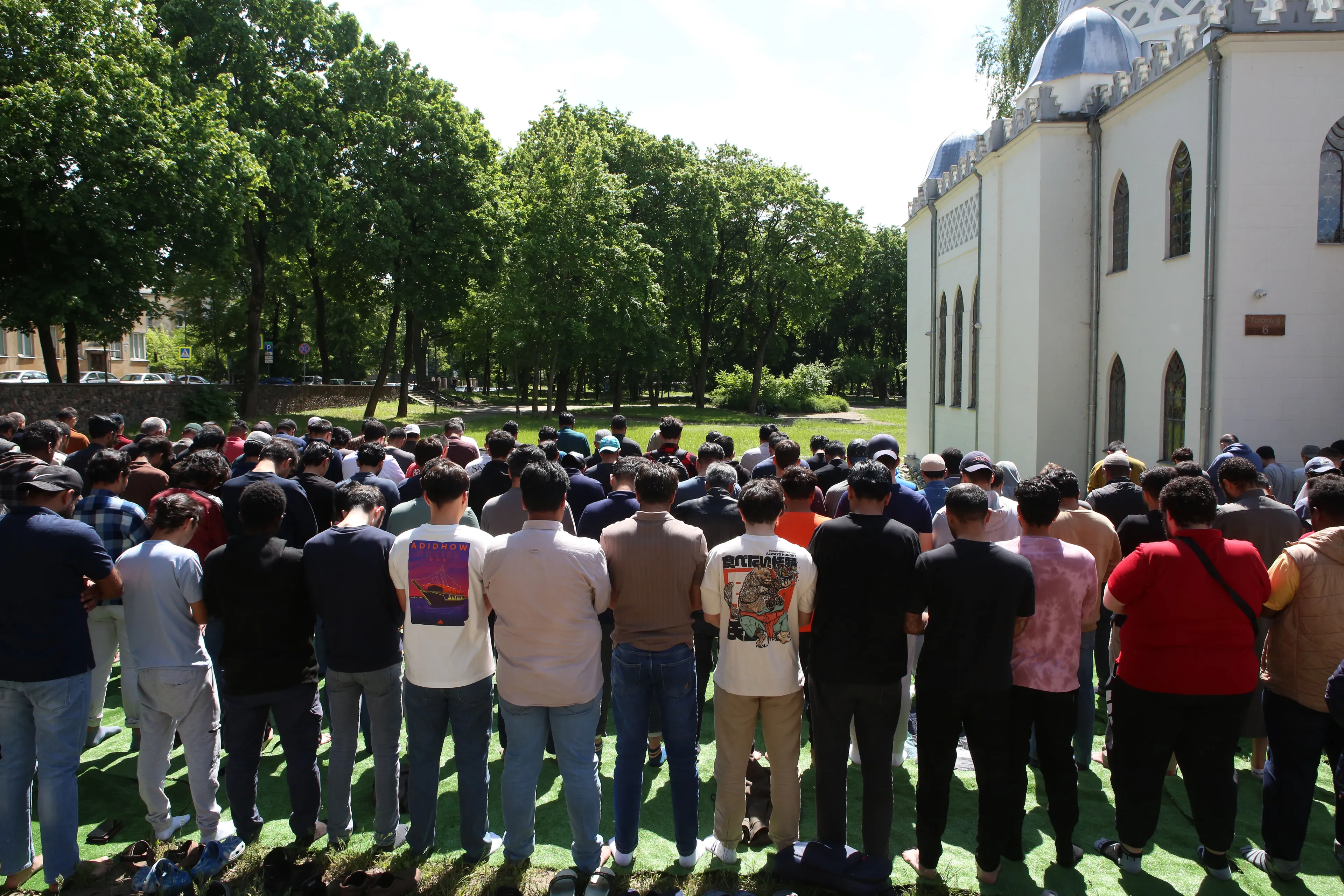 Musulmonai prie Kauno mečetės / M. Patašiaus nuotr.