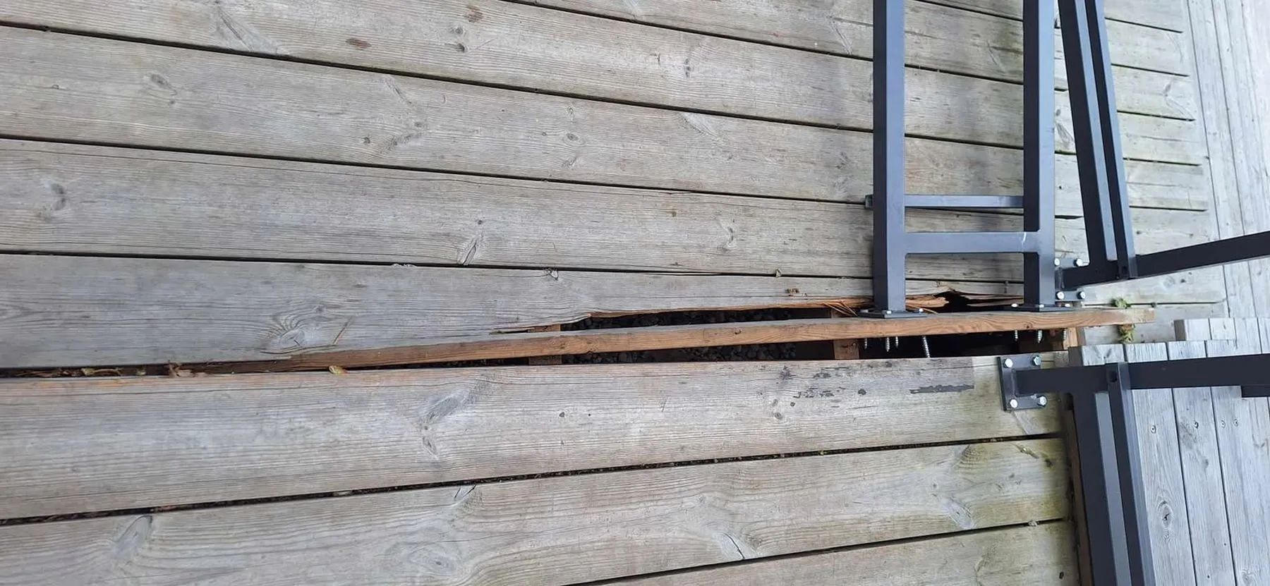 Kauno Dainų slėnyje išvirto metalinis turėklas / Skaitytojo nuotr.