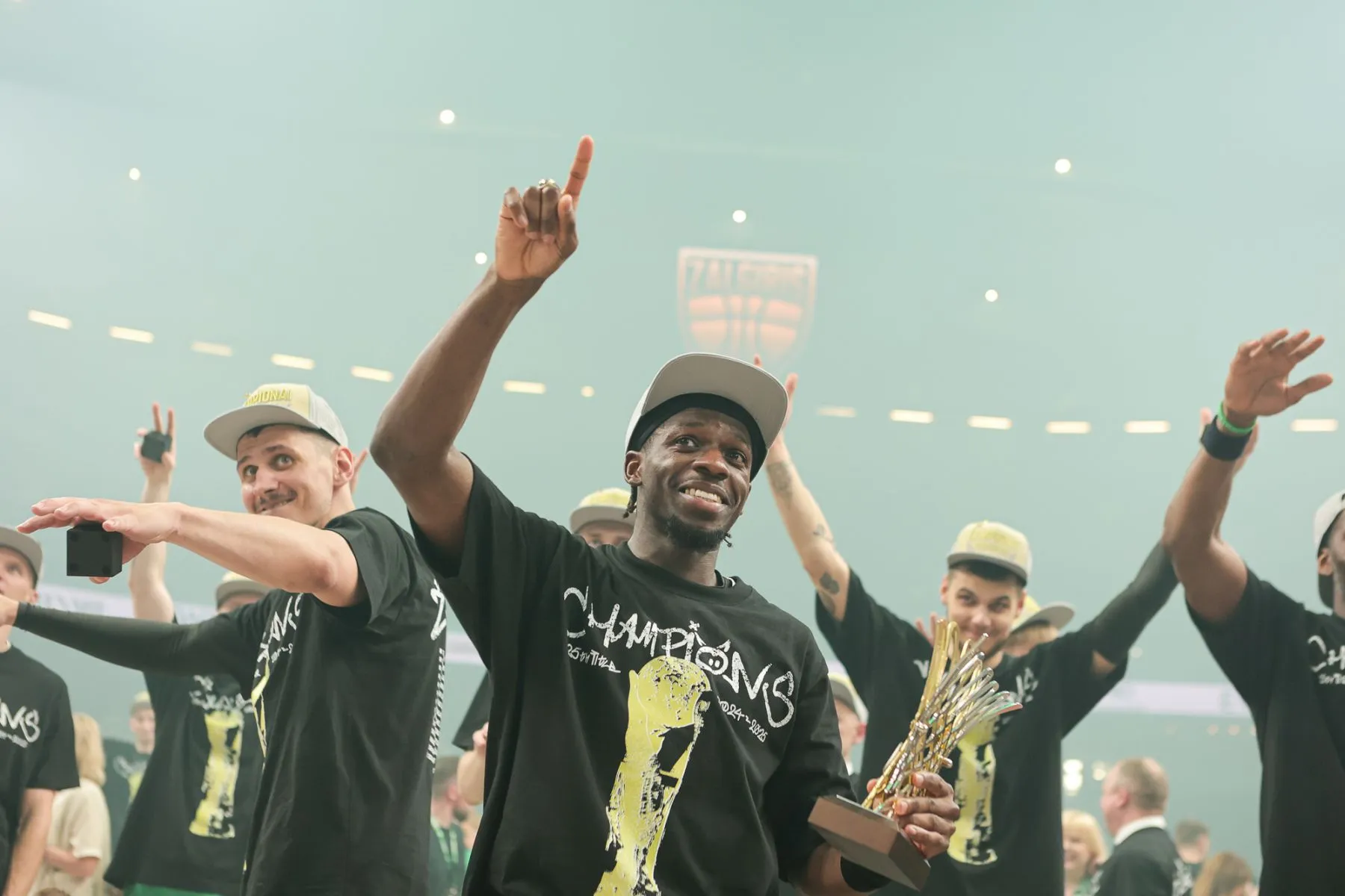 Žalgiriečių rankose – LKL taurė ir čempionų žiedai / R. Tenio nuotr.