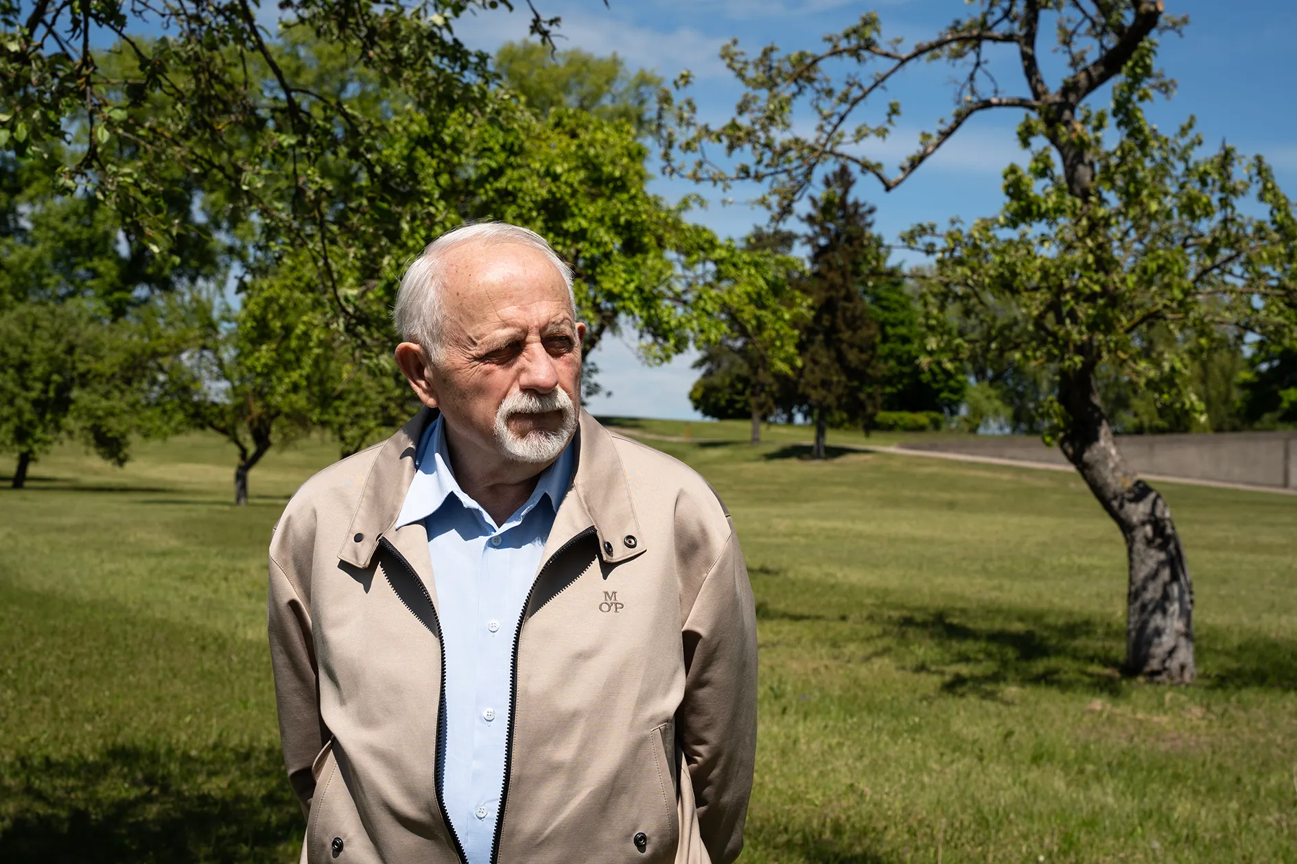 J. Markauskas obelų sode prie IX forto, kuriame 1940–1941 m. NKVD kalino politinius kalinius. K. Jurevičiūtės nuotr.