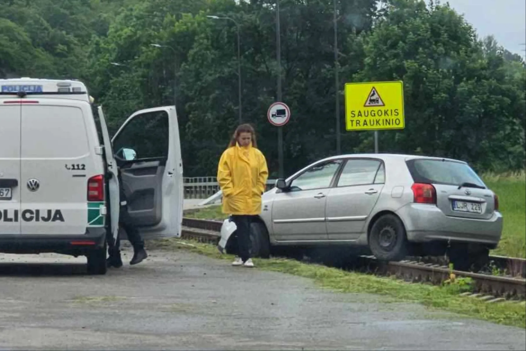 Automobilis ant traukinio bėgių / Skaitytojų nuotr.