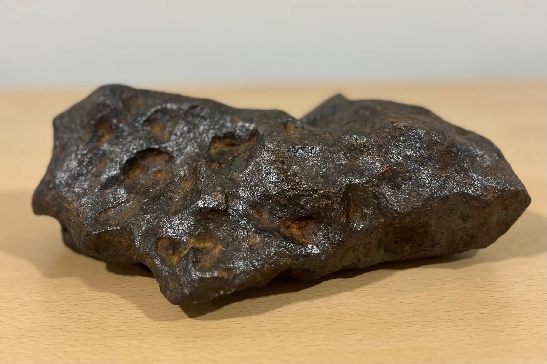 Kauno oro uoste konfiskuotas meteoritas turi naują šeimininką / Muitinės departamento nuotr.