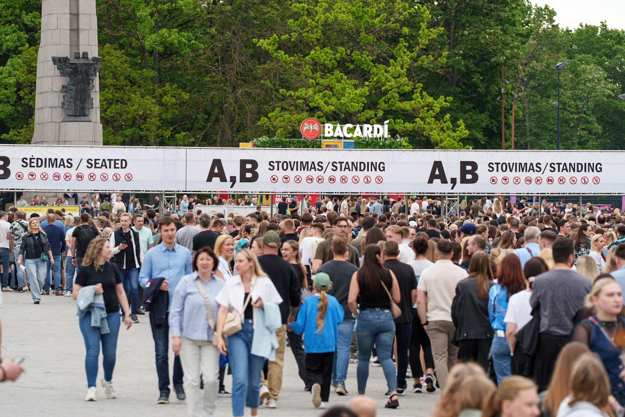 Minios gerbėjų renkasi į J. Timberlake koncertą / R. Tenio nuotr.