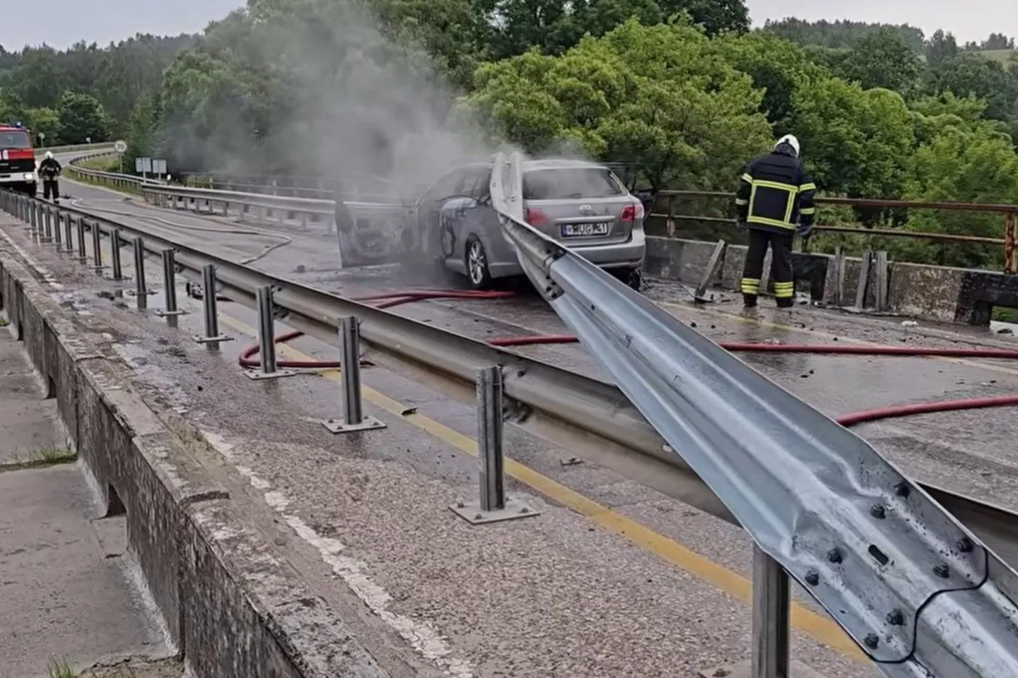 Po avarijos liepsnojo automobilis