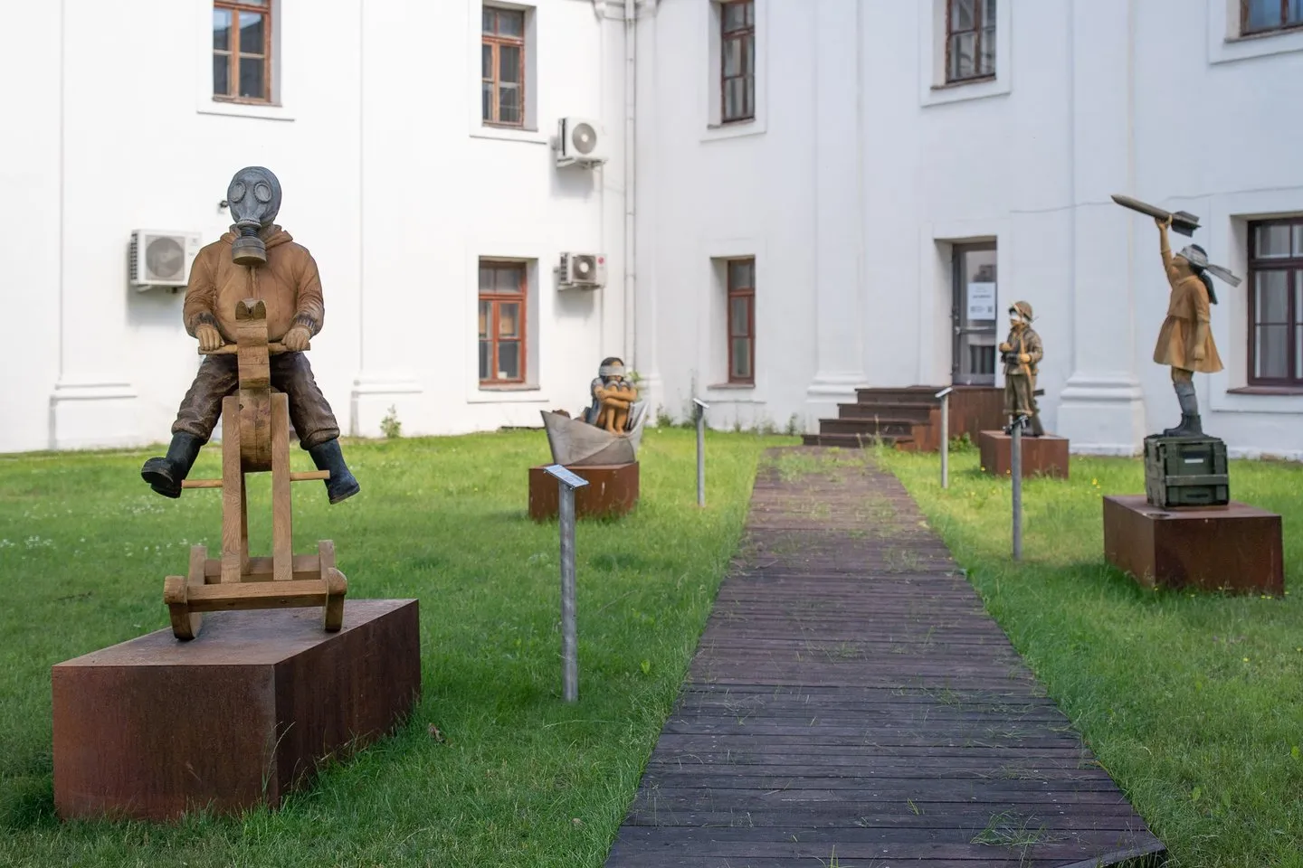 Kauno centre – sukrečiantis vaizdas: vaikai su ginklais ir užrištomis akimis / R. Vilkelio nuotr.