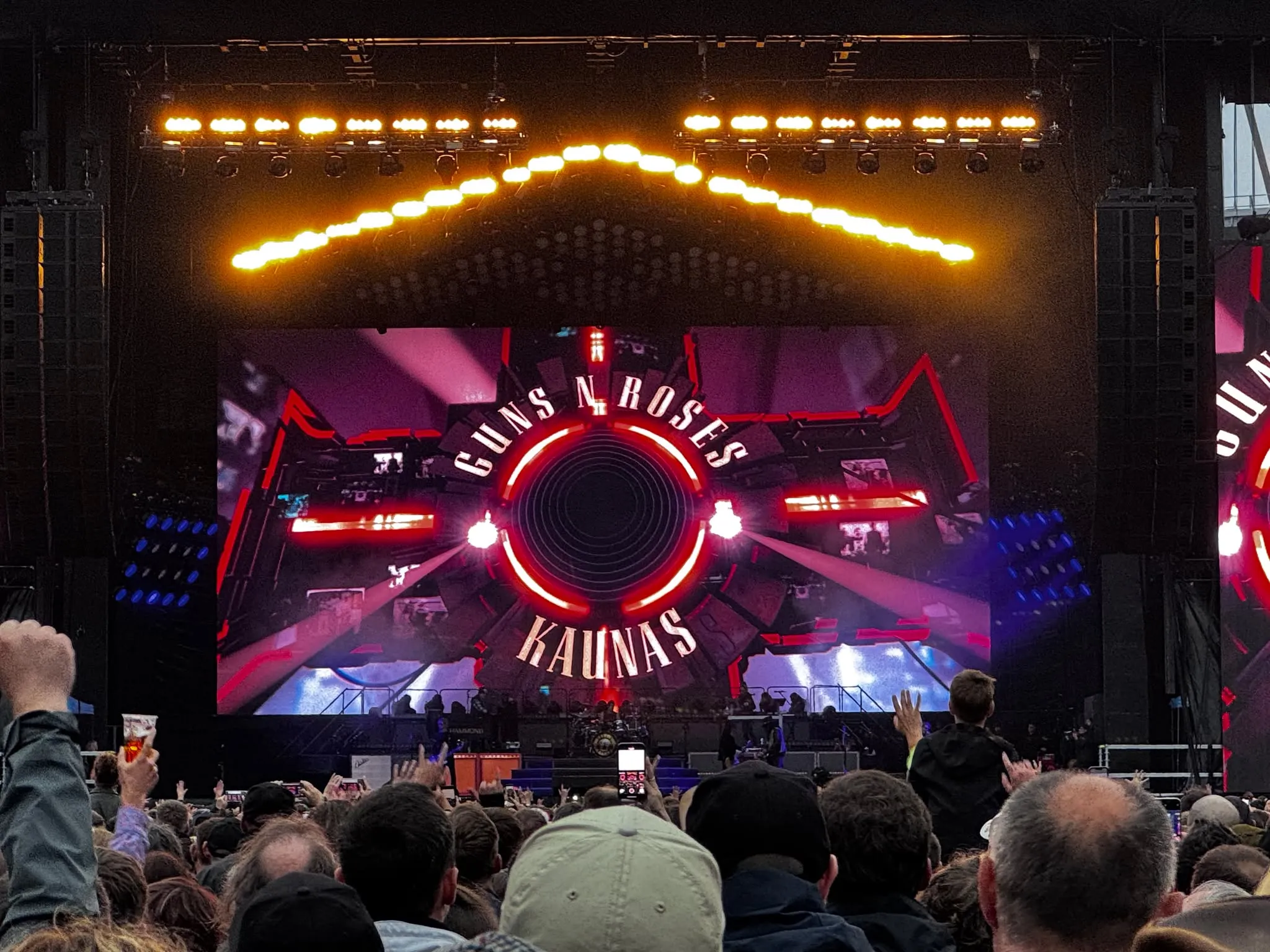 „Guns N' Roses“ žengė į sceną / skaitytojų nuotr.