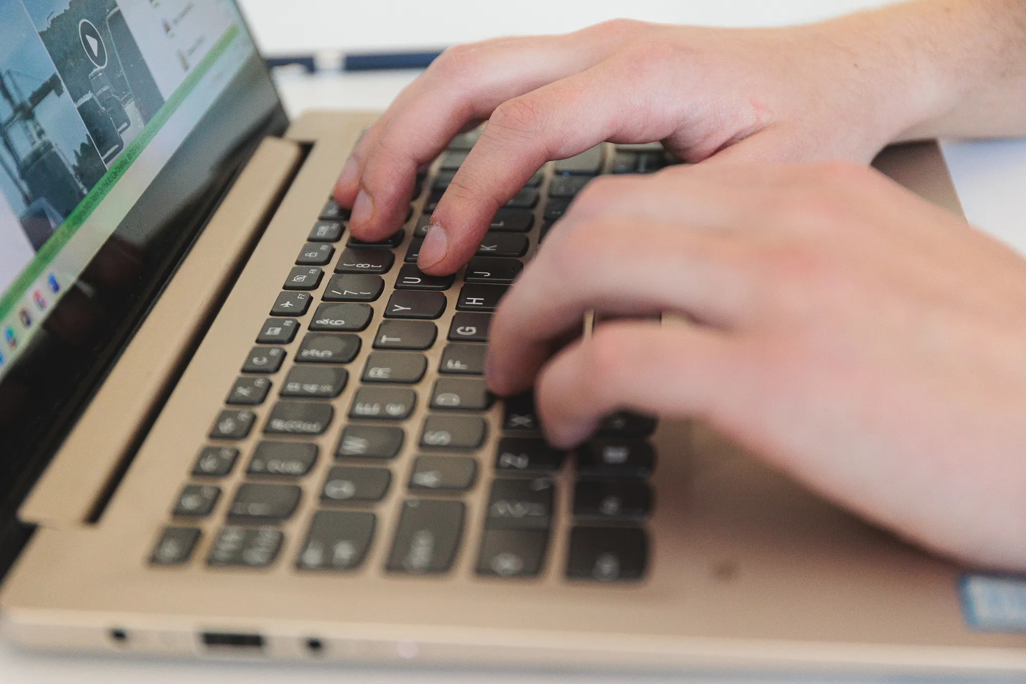 Kompiuteris, mobilus telefonas, sukčius, pinigai / R. Tenio nuotr.