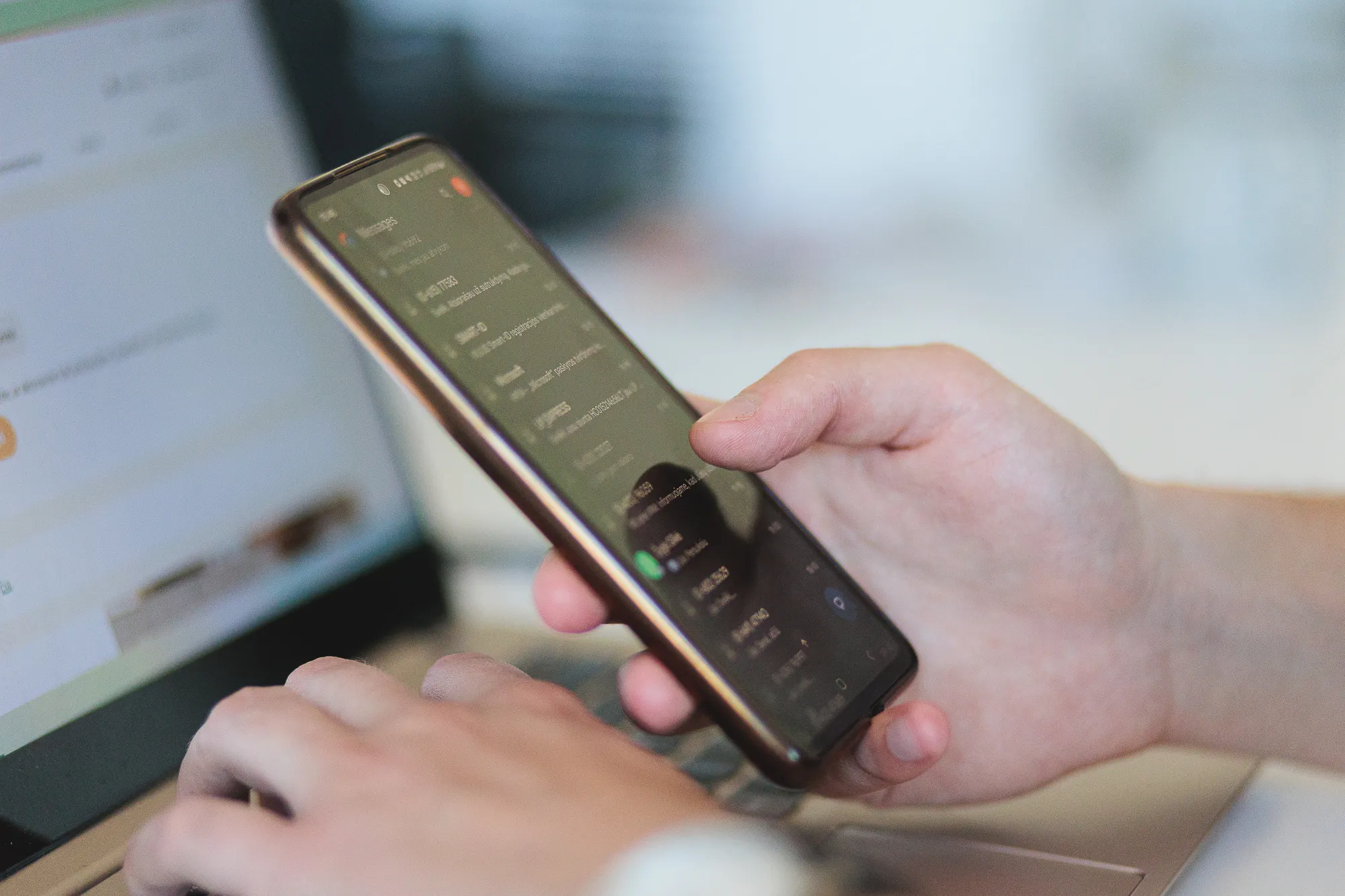 Kompiuteris, mobilus telefonas, sukčius, pinigai / R. Tenio nuotr.