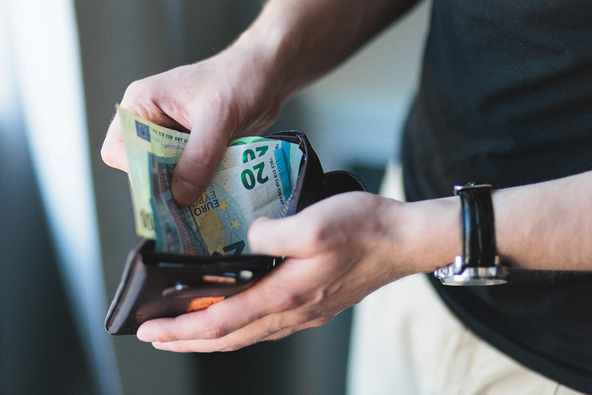 Kompiuteris, mobilus telefonas, sukčius, pinigai / R. Tenio nuotr.