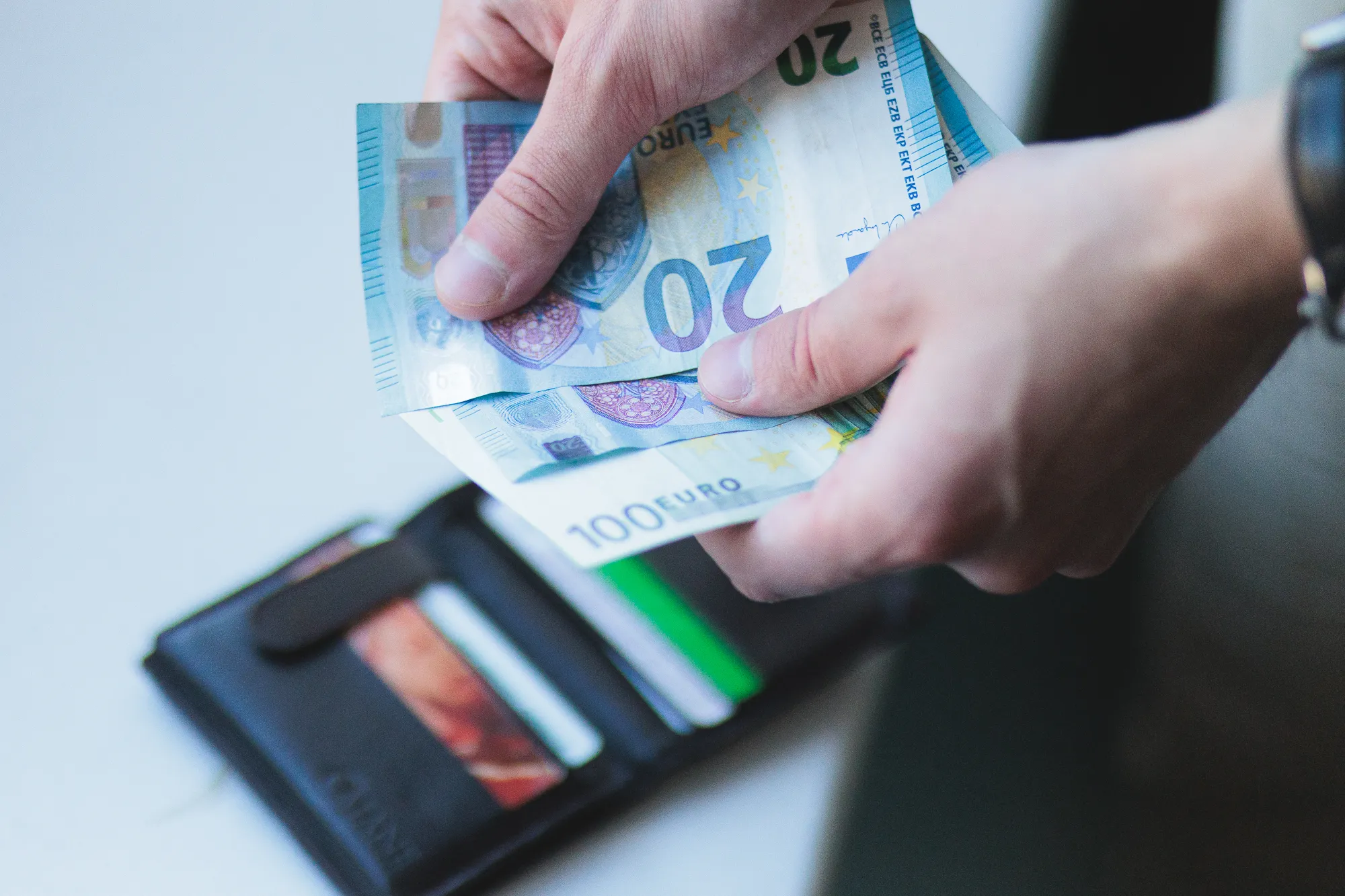 Kompiuteris, mobilus telefonas, sukčius, pinigai / R. Tenio nuotr.