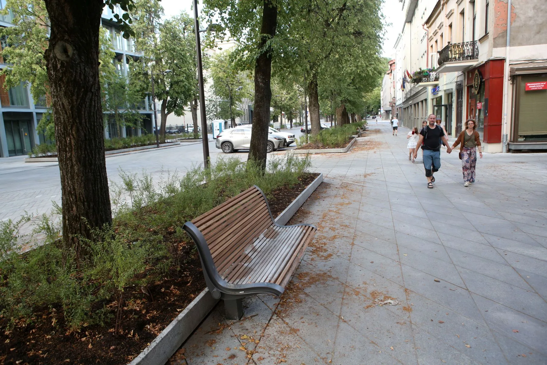 Rekonstruota Laisvės alėjos atkarpa ir suoleliai / M. Patašiaus nuotr.