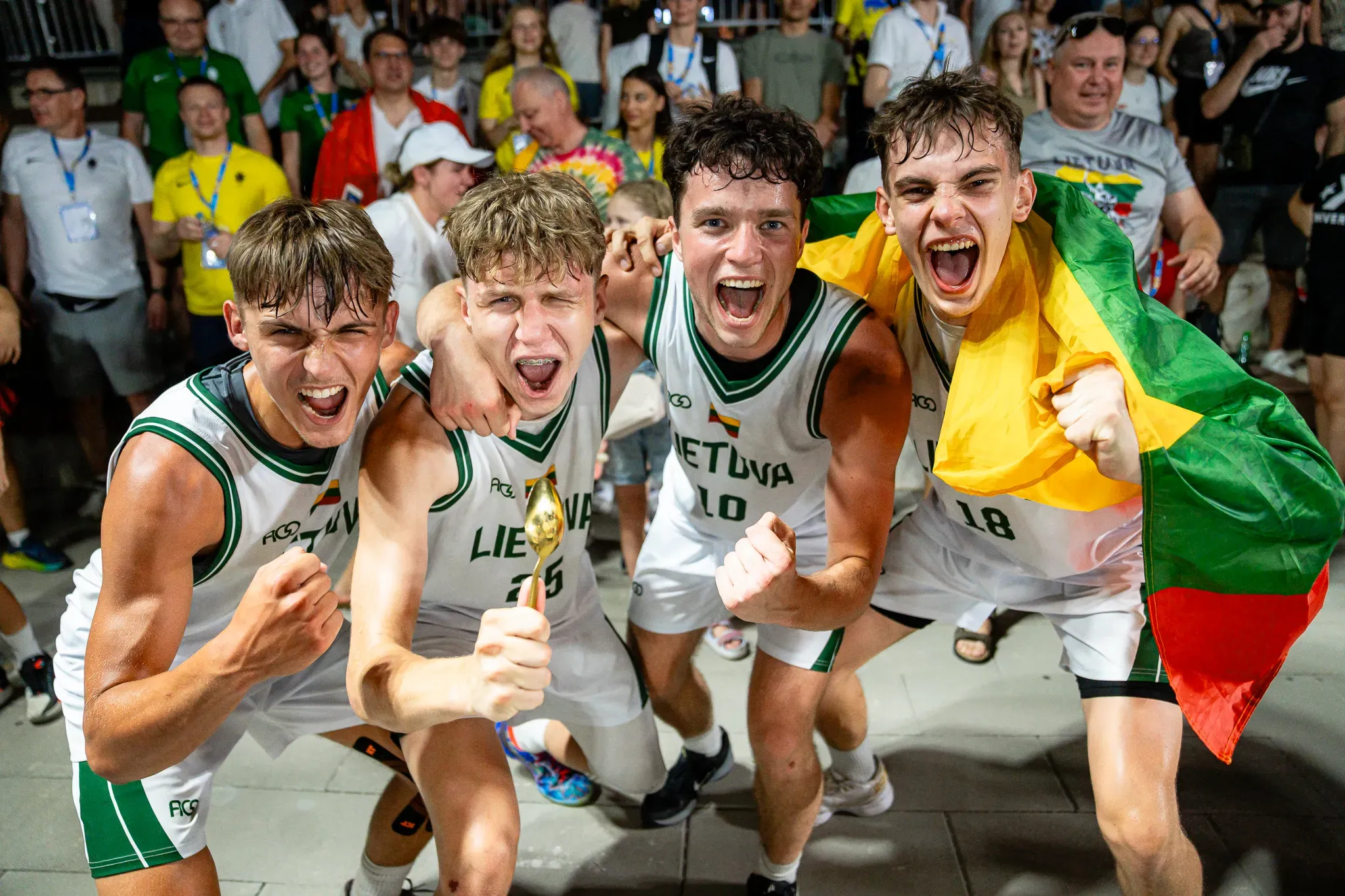 Lietuvos rinktinės triumfas / Iš kairės: T.Rudys, N.Vitkauskas, T.Augustauskas, I.Leščiauskas / R. Snarskio nuotr.
