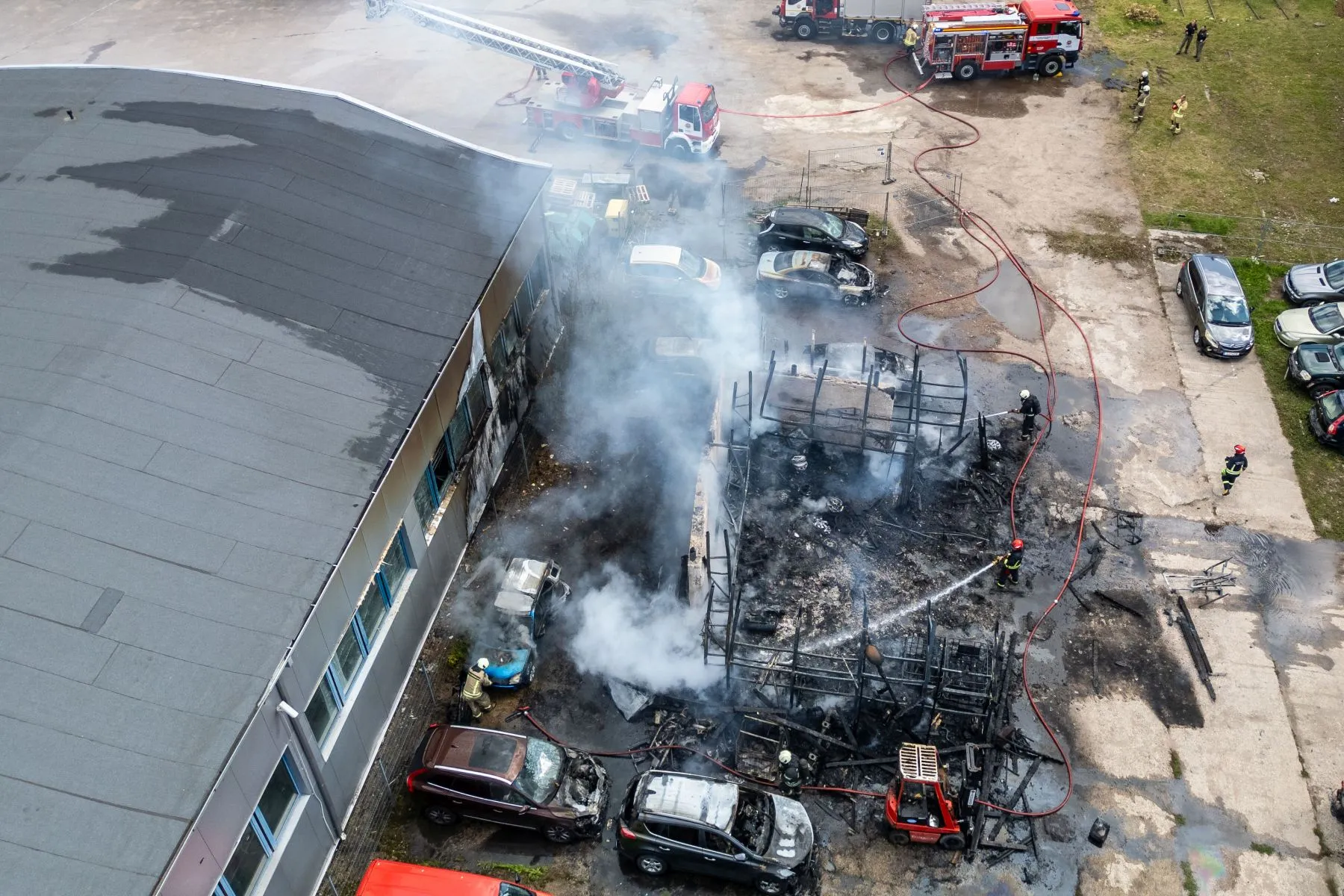 Gaisras automobilių dalių sąvartyne / BNS nuotr.