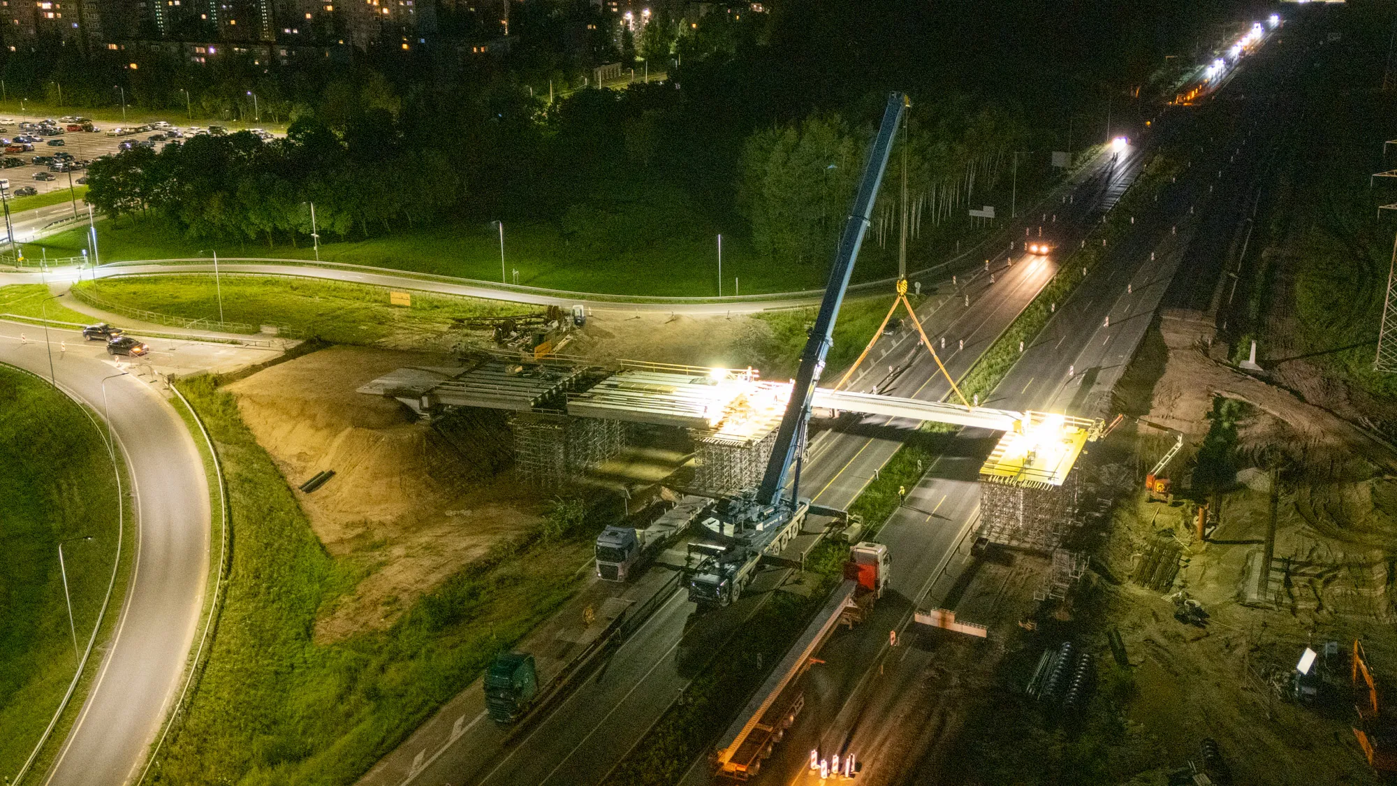 A1 viaduko sijų montavimas naktį Kaune / Kas vyksta Kaune nuotr.