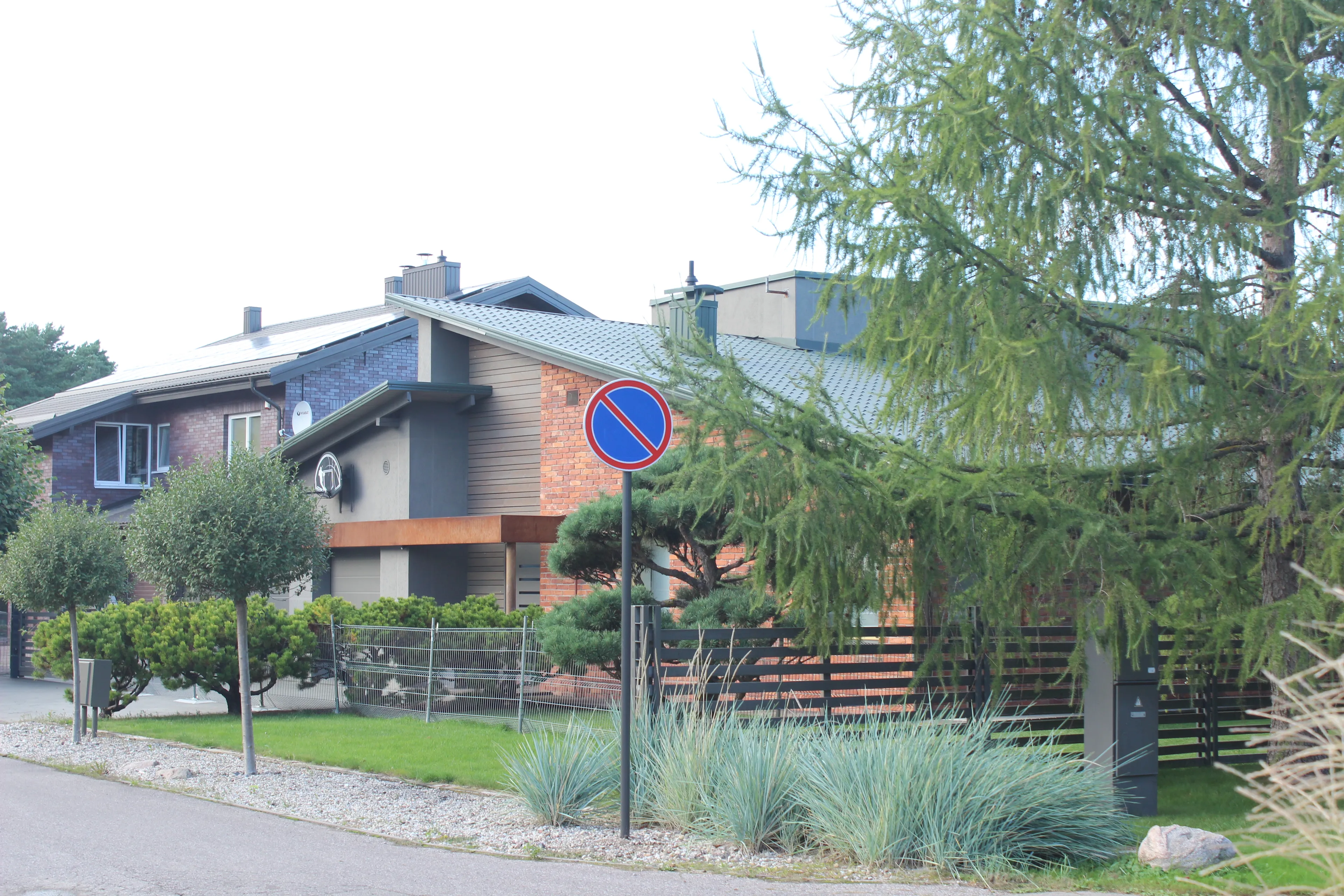 Automobilių stovėjimą draudžiantys ženklai Vičiūnuose (A. Znamerovskio nuotr.)