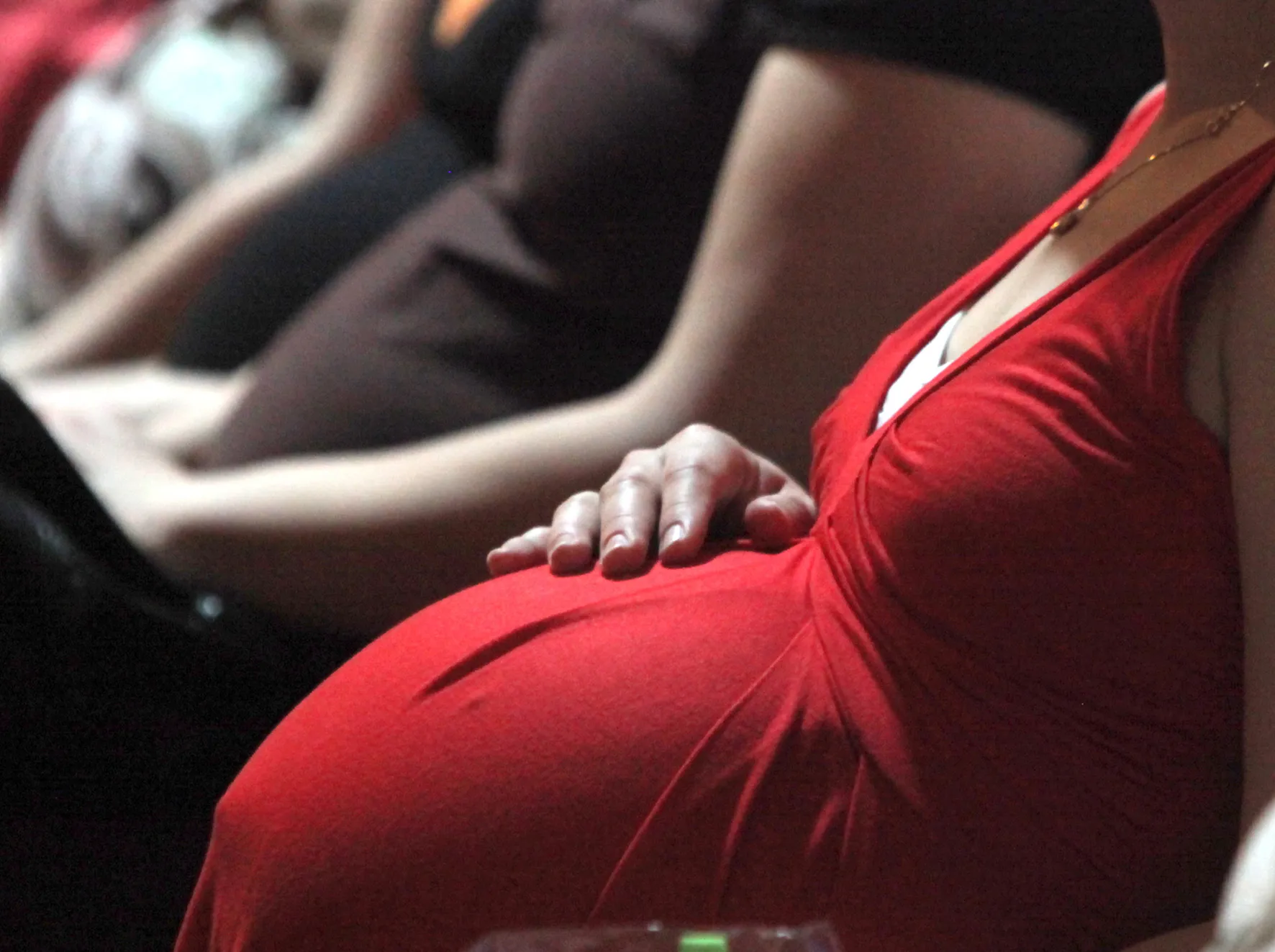 Besilaukianti moteris