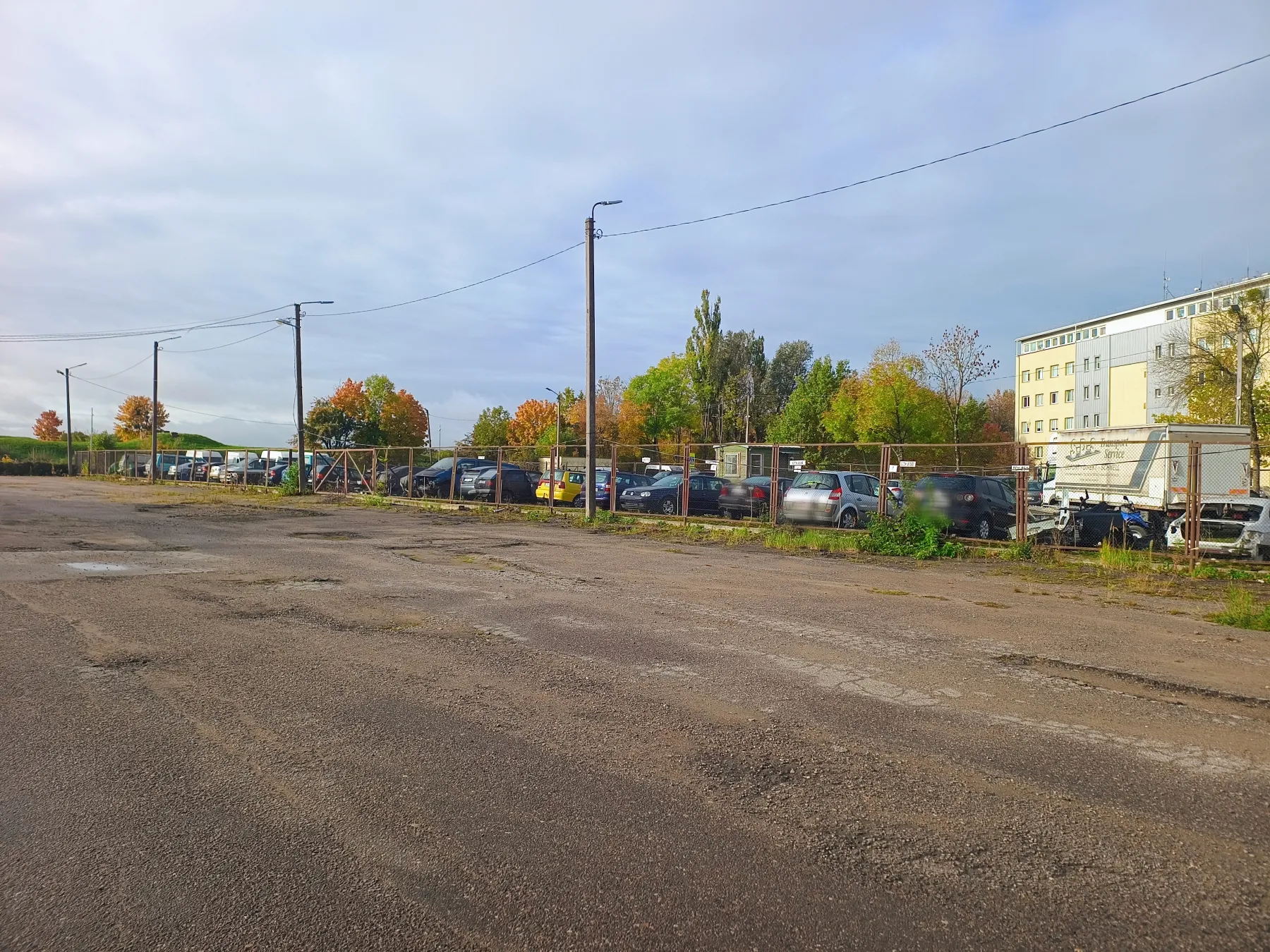 Chemijos g. sulaikytų automobilių aikštelė (A. Znamerovskio nuotr.)